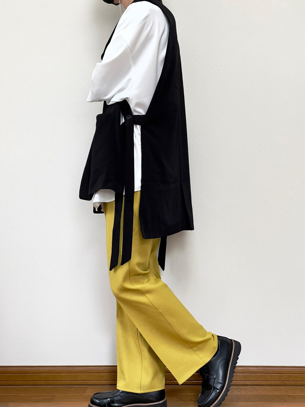イエロー系のスラックス、ブラック系のベスト、ホワイト系のシャツ/ブラウスを着用したメンズの夏コーディネートの2枚目の写真