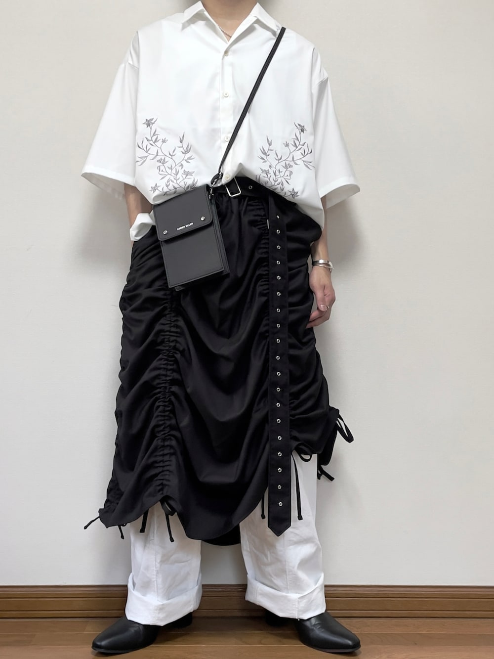 ホワイト系のシャツ/ブラウス、ブラック系のスカート、ブラック系のブーツを着用したメンズの夏コーディネートの2枚目の写真