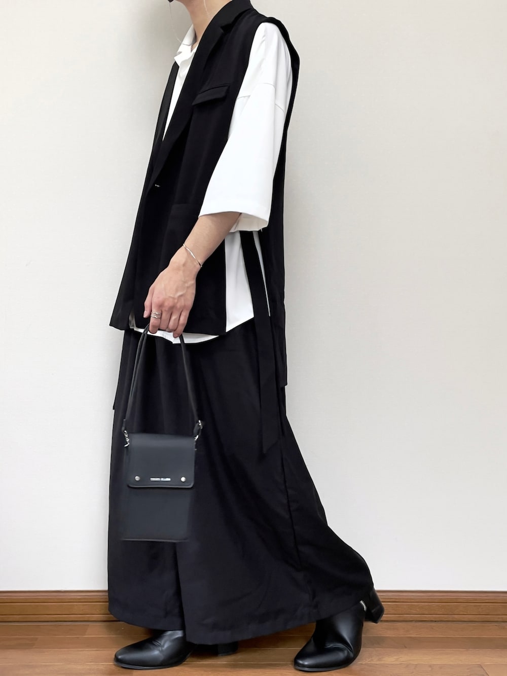 ブラック系のその他パンツ、ブラック系のショルダーバッグ、ブラック系のブーツを着用したメンズの夏コーディネートの2枚目の写真