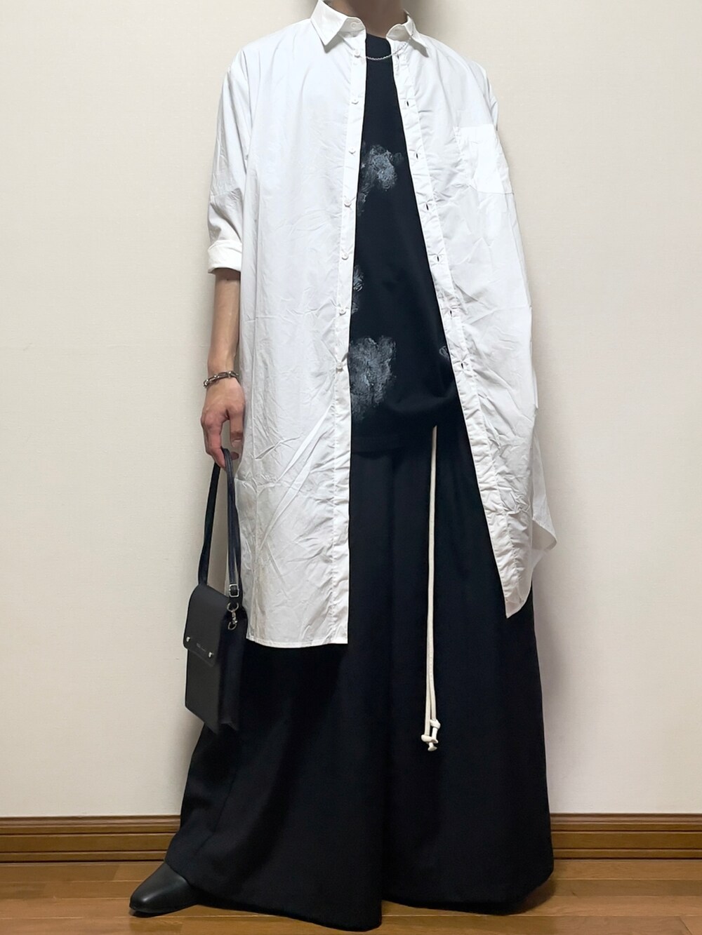 「夏コーデ、カジュアルコーデ、ラフ、モノトーン、モノトーンコーデ、モード、ロングシャツ、袴、Tシャツ、デザイントップス、not conventional」|「NOT CONVENTIONALのアイテム(Tシャツ/カットソー、ブラック系)」を使った、comoiさん(メンズ・170cm)の春コーディネートの2枚目の写真
