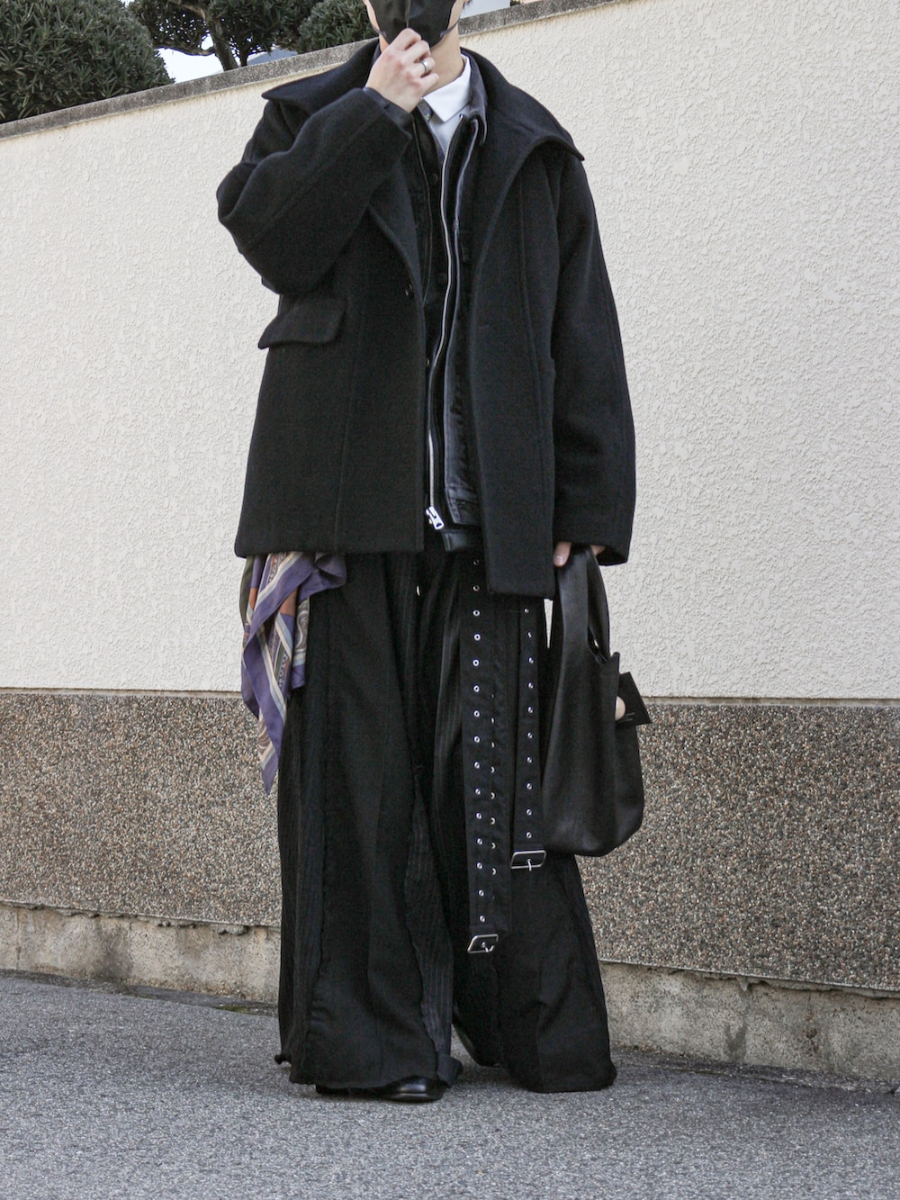 ブラック系のステンカラーコート、ブラック系のデニムジャケット、ホワイト系のシャツ/ブラウスを着用したメンズの冬コーディネートの4枚目の写真