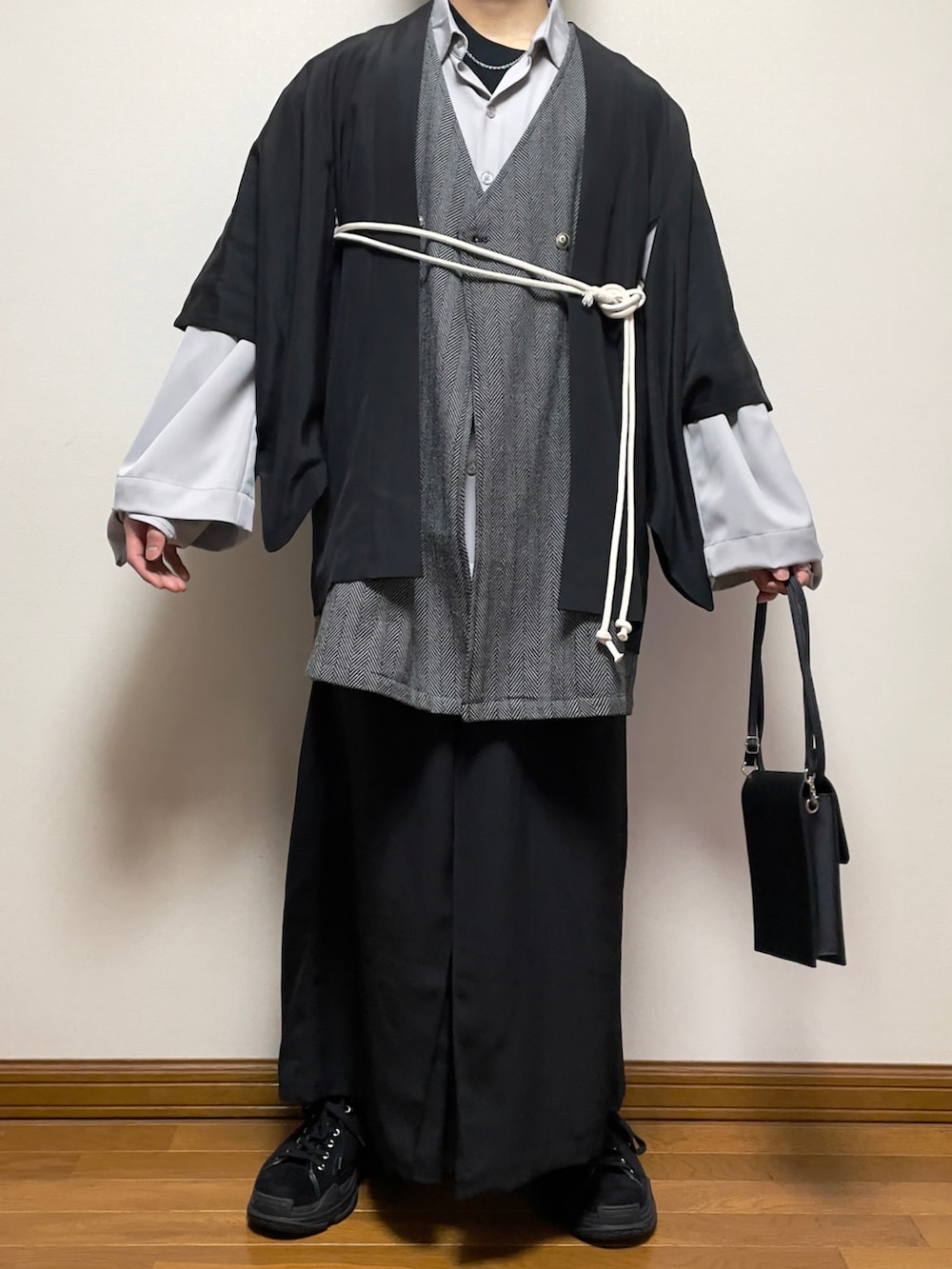 グレー系のベスト、ベージュ系のトレンチコート、グレー系のシャツ/ブラウスを着用したメンズの春コーディネートの3枚目の写真