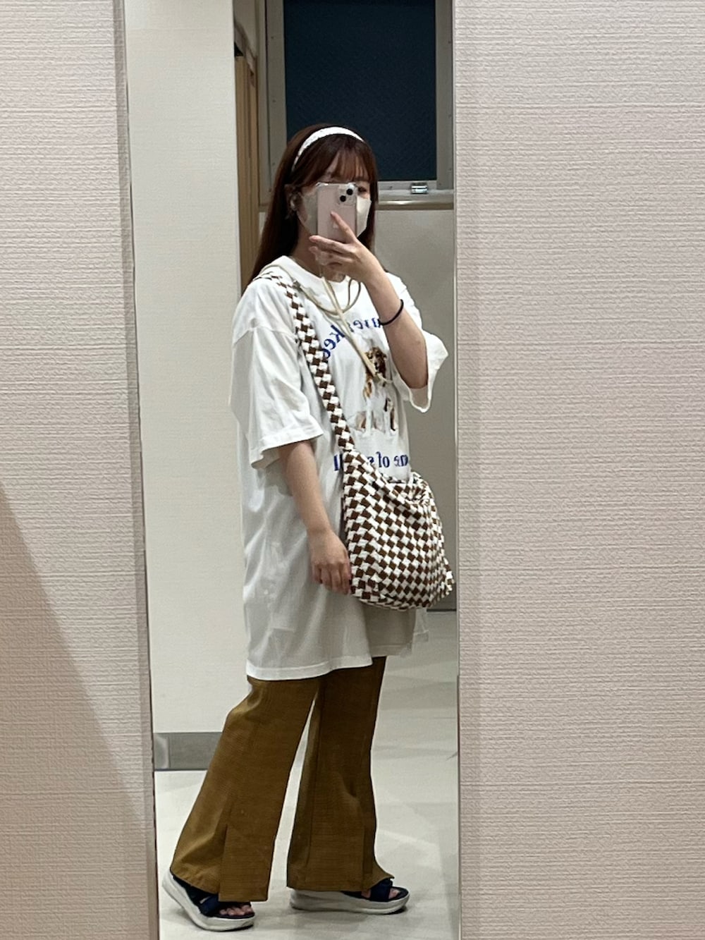 ホワイト系のワンピース、ブラウン系のショルダーバッグ、イエロー系のパンツを着用したレディースの夏コーディネートの3枚目の写真