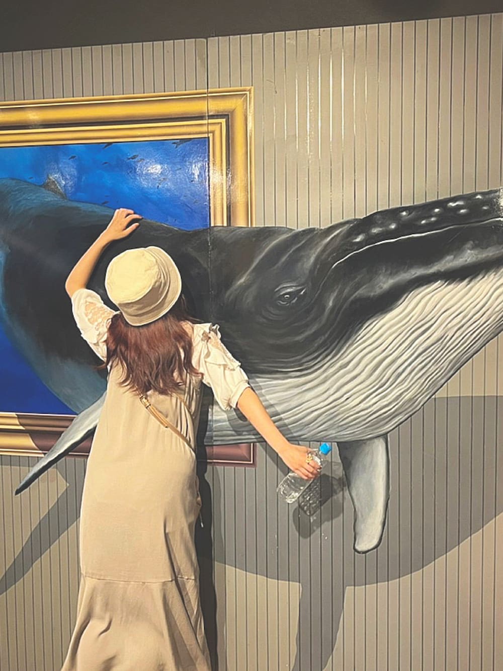 ホワイト系のTシャツ/カットソー、ゴールド系のショルダーバッグ、ベージュ系のスーツセットを着用したレディースの夏コーディネートの2枚目の写真