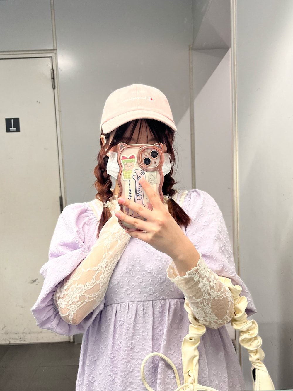 パープル系のワンピース、ホワイト系のバッグを着用したレディースの夏コーディネートの3枚目の写真