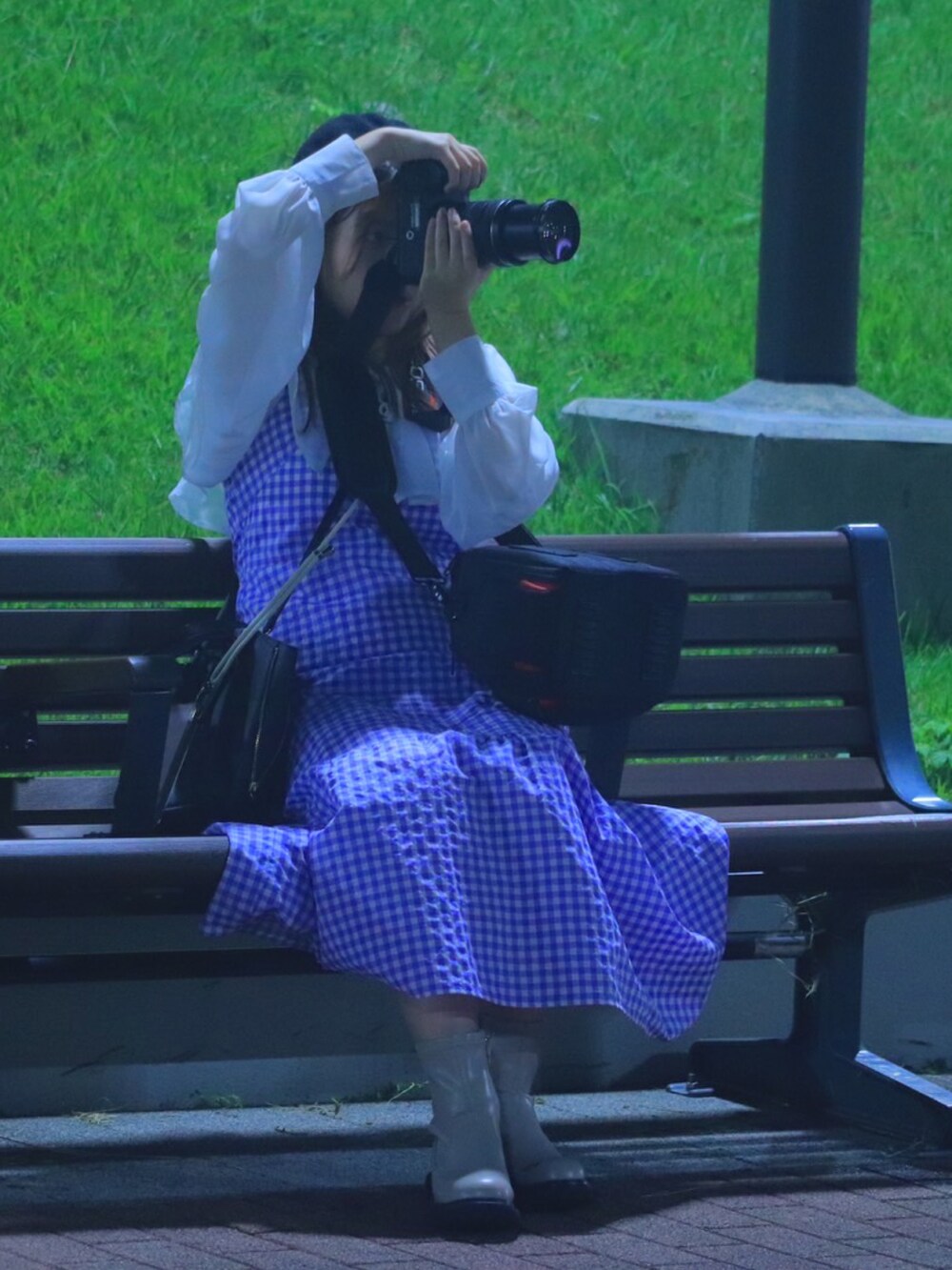 ホワイト系のカーディガン/ボレロ、ブルー系のワンピース/ドレス、ホワイト系のブーティを着用したレディースの冬コーディネートの3枚目の写真