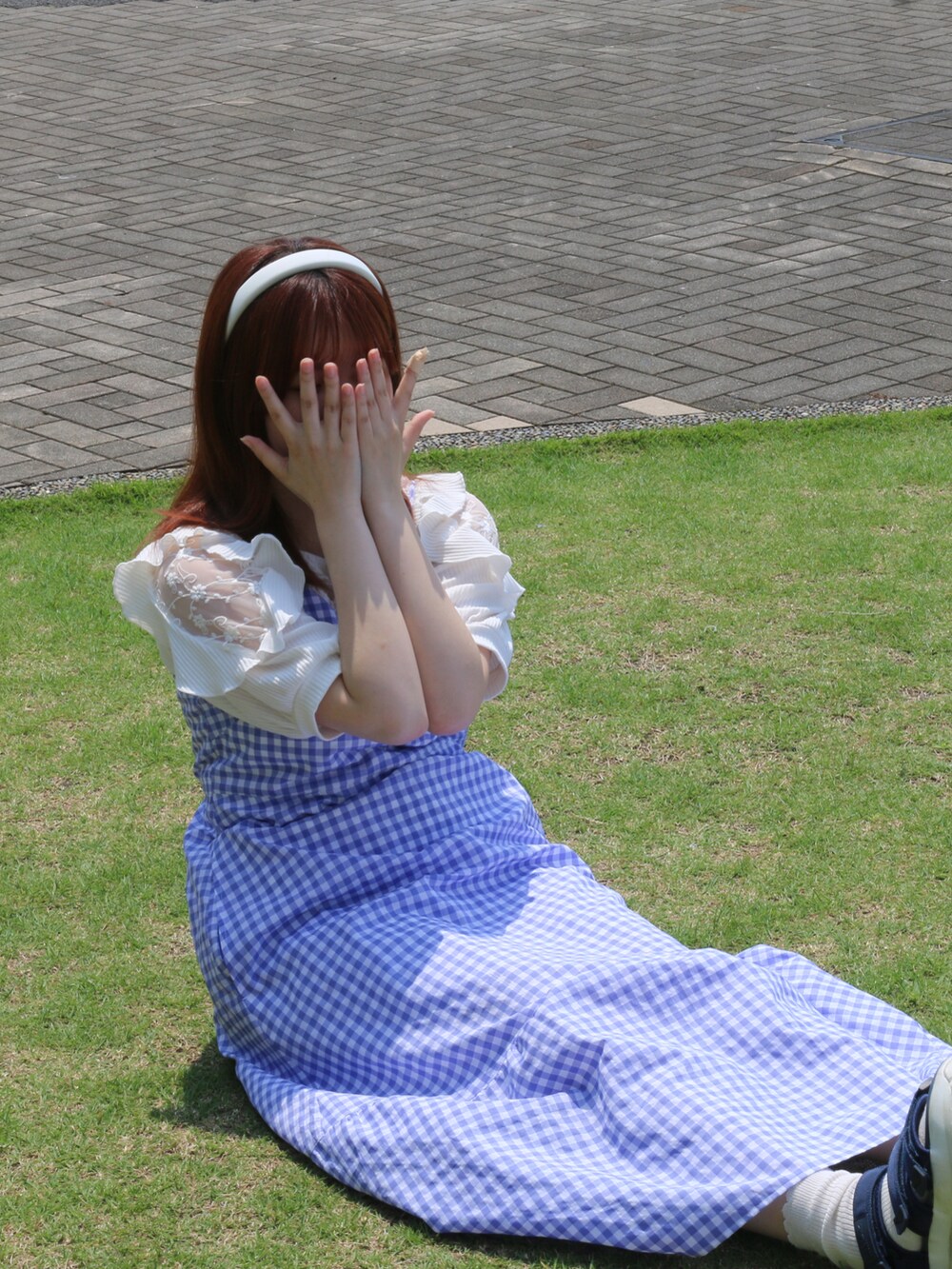 ブルー系のワンピース/ドレス、ホワイト系のTシャツ/カットソー、ブルー系のサンダルを着用したレディースの秋コーディネートの2枚目の写真