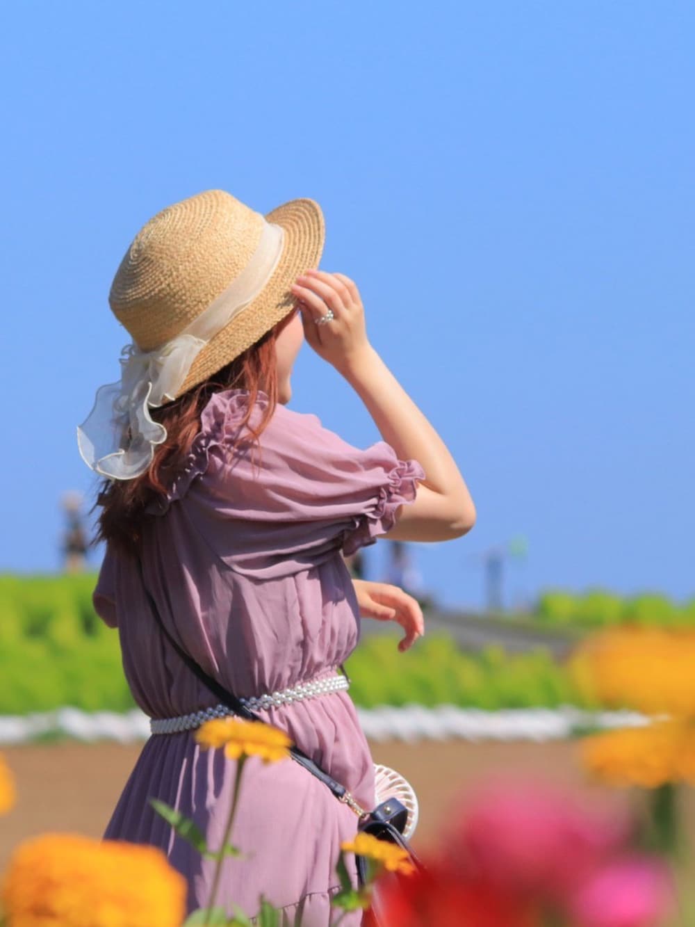 ピンク系のワンピース/ドレス、ベージュ系のハット、その他のベルトを着用したレディースの秋コーディネートの2枚目の写真