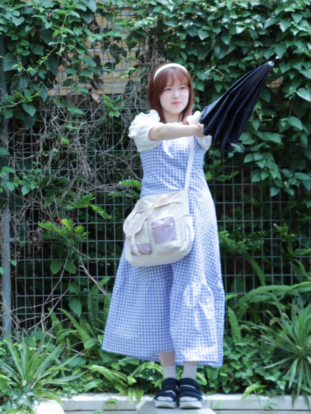 ブルー系のワンピース/ドレス、ホワイト系のTシャツ/カットソー、ブルー系のサンダルを着用したレディースの秋コーディネートの3枚目の写真