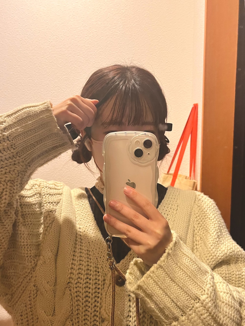 ベージュ系のカーディガン/ボレロ、その他のワンピース/ドレス、ホワイト系のスニーカーを着用したレディースの冬コーディネートの3枚目の写真