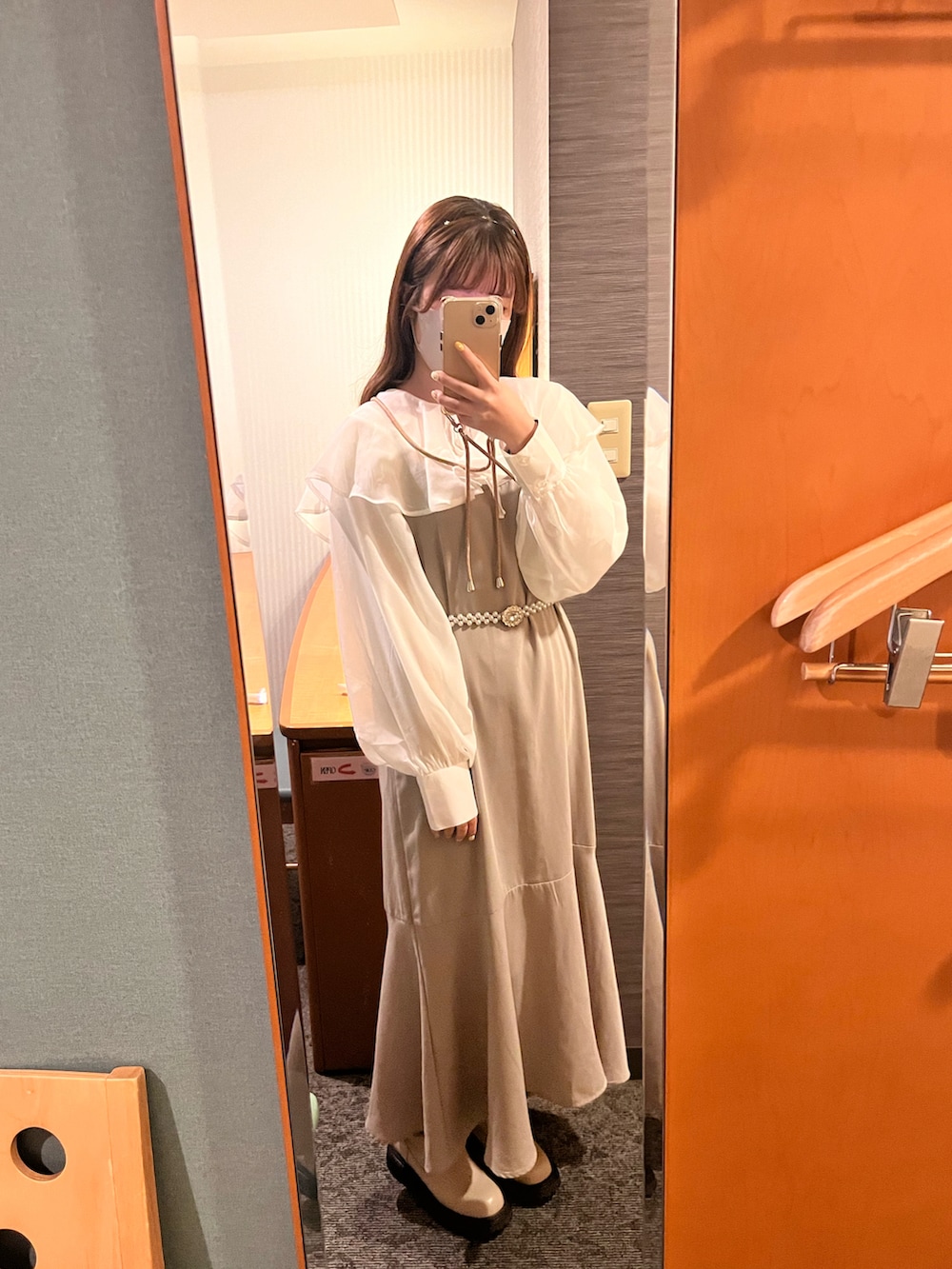 グリーン系のワンピース/ドレス、ホワイト系のブーティ、ホワイト系のシャツ/ブラウスを着用したレディースの春コーディネートの2枚目の写真