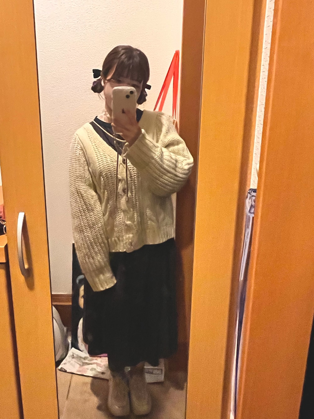 ベージュ系のカーディガン/ボレロ、その他のワンピース/ドレス、ホワイト系のスニーカーを着用したレディースの冬コーディネートの2枚目の写真