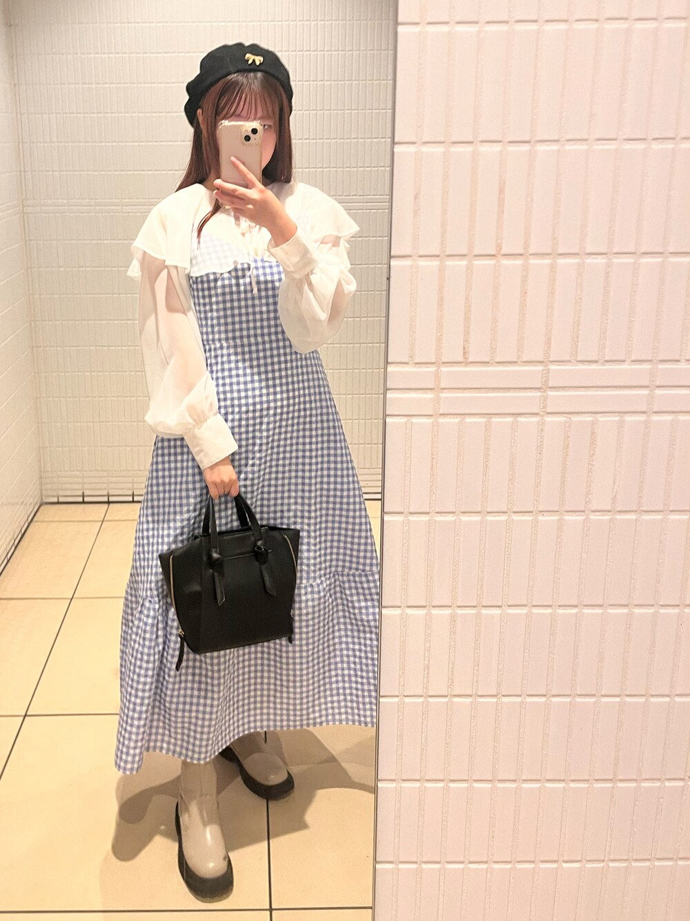 ホワイト系のカーディガン/ボレロ、ブルー系のワンピース/ドレス、ホワイト系のブーティを着用したレディースの冬コーディネートの2枚目の写真