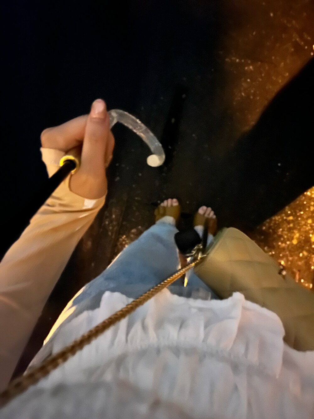 その他のデニムパンツ、イエロー系のショルダーバッグ、ホワイト系のシャツ/ブラウスを着用したレディースの夏コーディネートの2枚目の写真