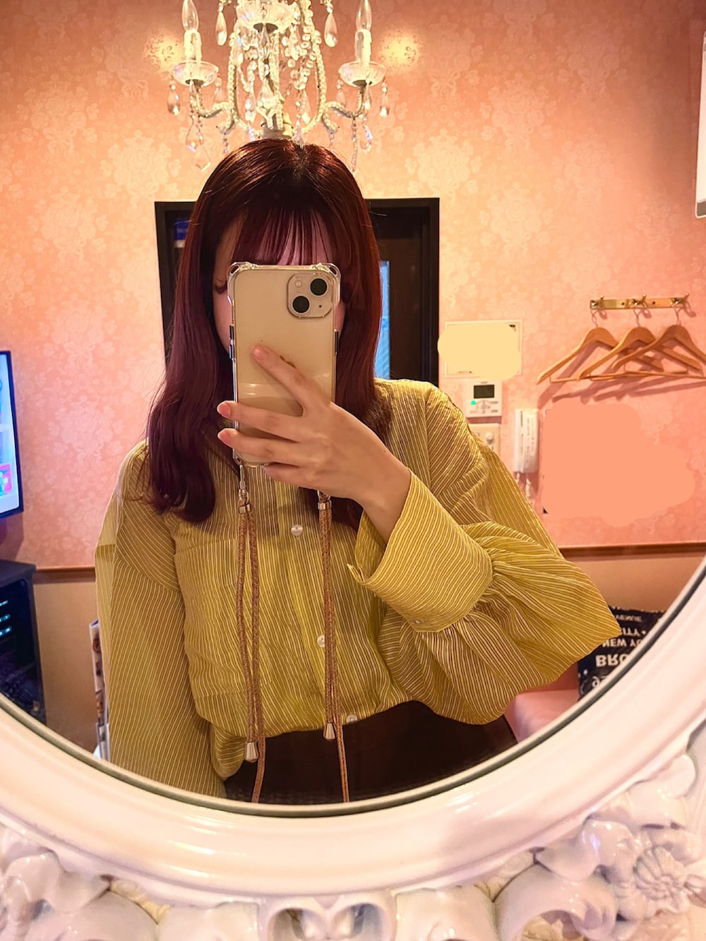 ブラウン系のスカート、ホワイト系のジャケット/アウター、イエロー系のシャツ/ブラウスを着用したレディースの秋コーディネートの2枚目の写真