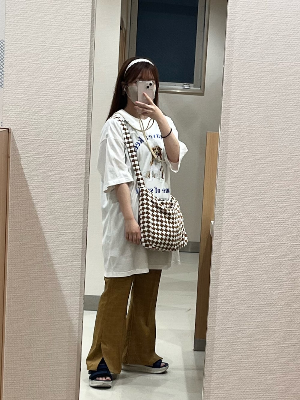 ホワイト系のワンピース、ブラウン系のショルダーバッグ、イエロー系のパンツを着用したレディースの夏コーディネートの2枚目の写真