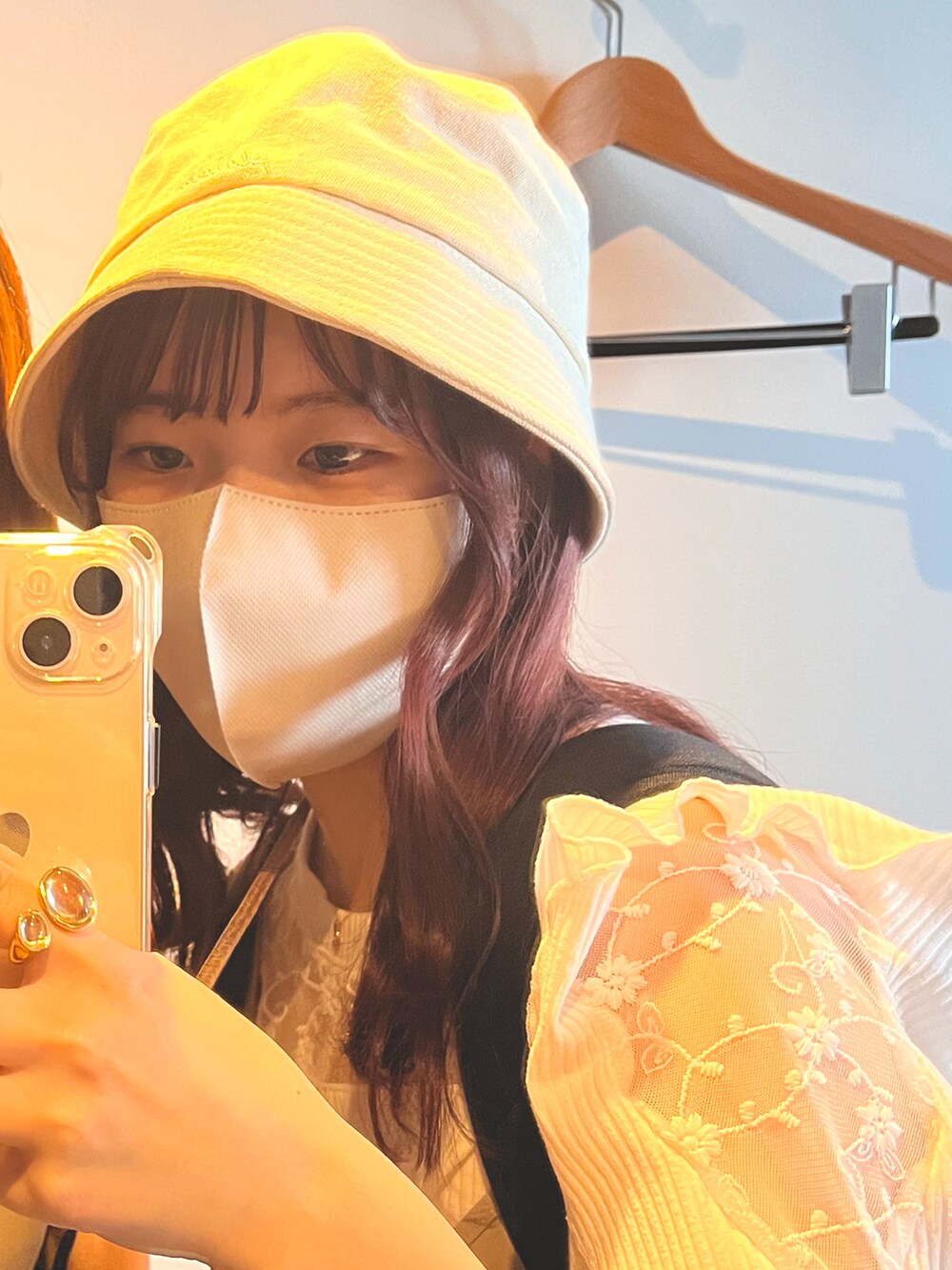 ホワイト系のTシャツ/カットソー、ゴールド系のショルダーバッグ、ベージュ系のスーツセットを着用したレディースの夏コーディネートの3枚目の写真