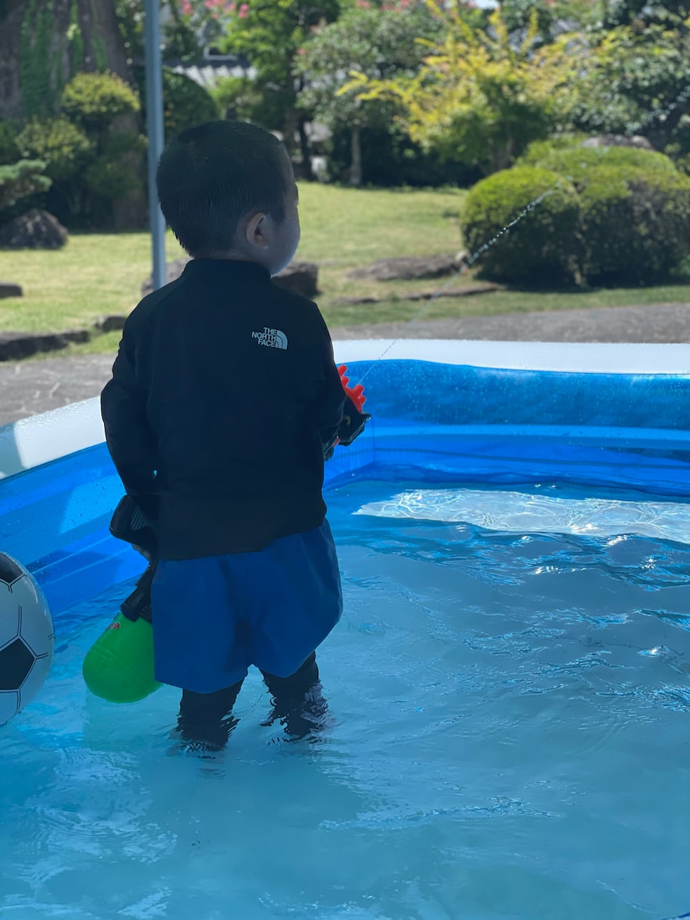 「カジュアル、夏コーデ、カラーパンツ、ハーフパンツ、ラッシュガード、ハット、THE NORTH FACE、アウトドアスタイル、プール、スイムウェア、おしゃれさんと繋がりたい、お出かけコーデ、海、カラー×コーデ、サンダル」｜「THE NORTH FACEのTHE NORTH FACE:サマー クーリング ハット（ハット、ホワイト系）」を使った、蒼さん（キッズ・90cm）の夏コーディネートの5枚目の写真