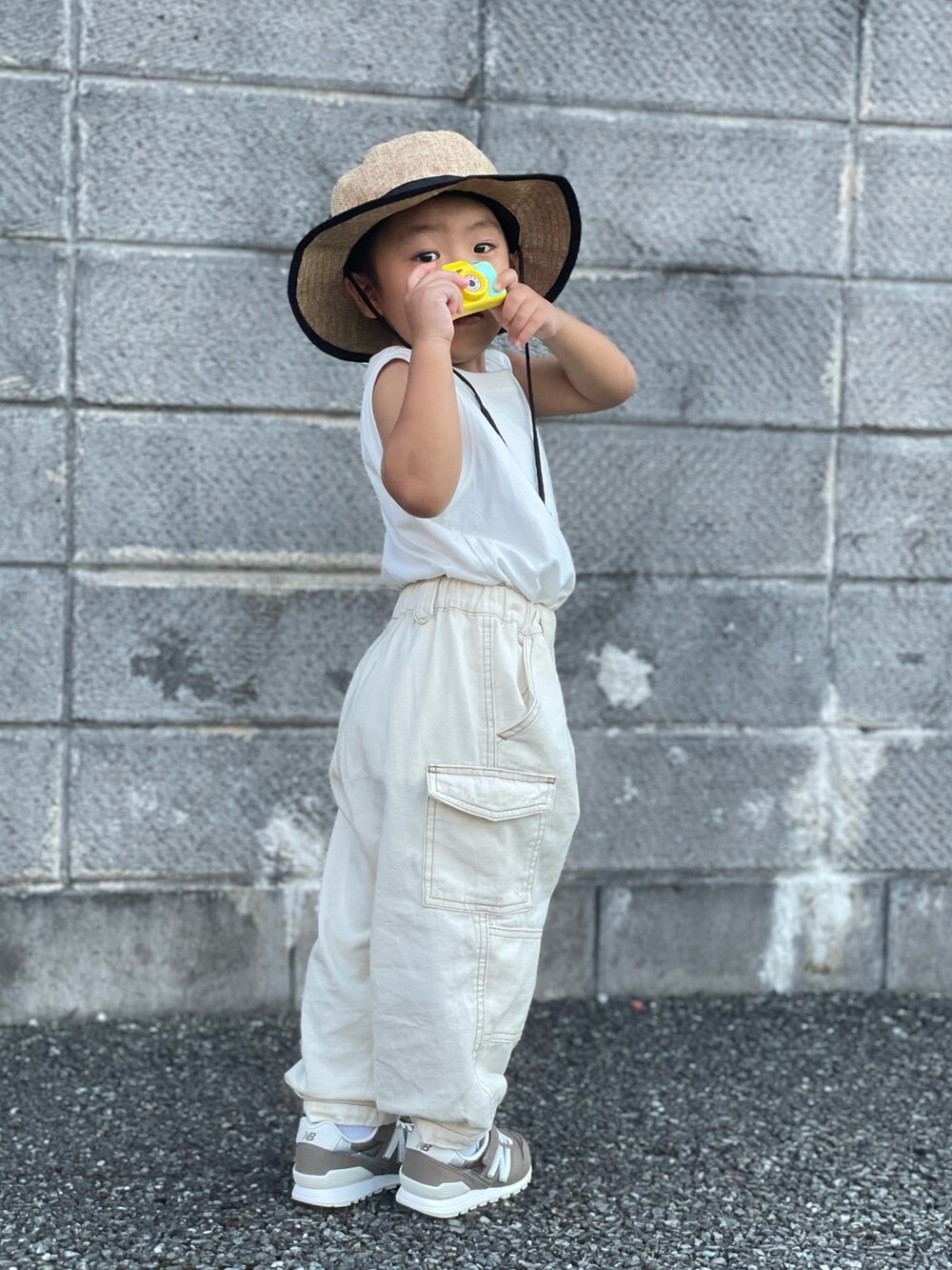 「カーゴパンツ、夏コーデ、ハット、ワントーンコーデ、スニーカー、プチプラ、おしゃれさんと繋がりたい、3歳、キッズコーデ、ゆったりパンツ、淡色コーデ、カラーパンツ、休日スタイル、カジュアル、お出かけコーデ」｜「petit mainのハイクハット（ハット、ブラウン系）」を使った、蒼さん（キッズ・90cm）の夏コーディネートの5枚目の写真