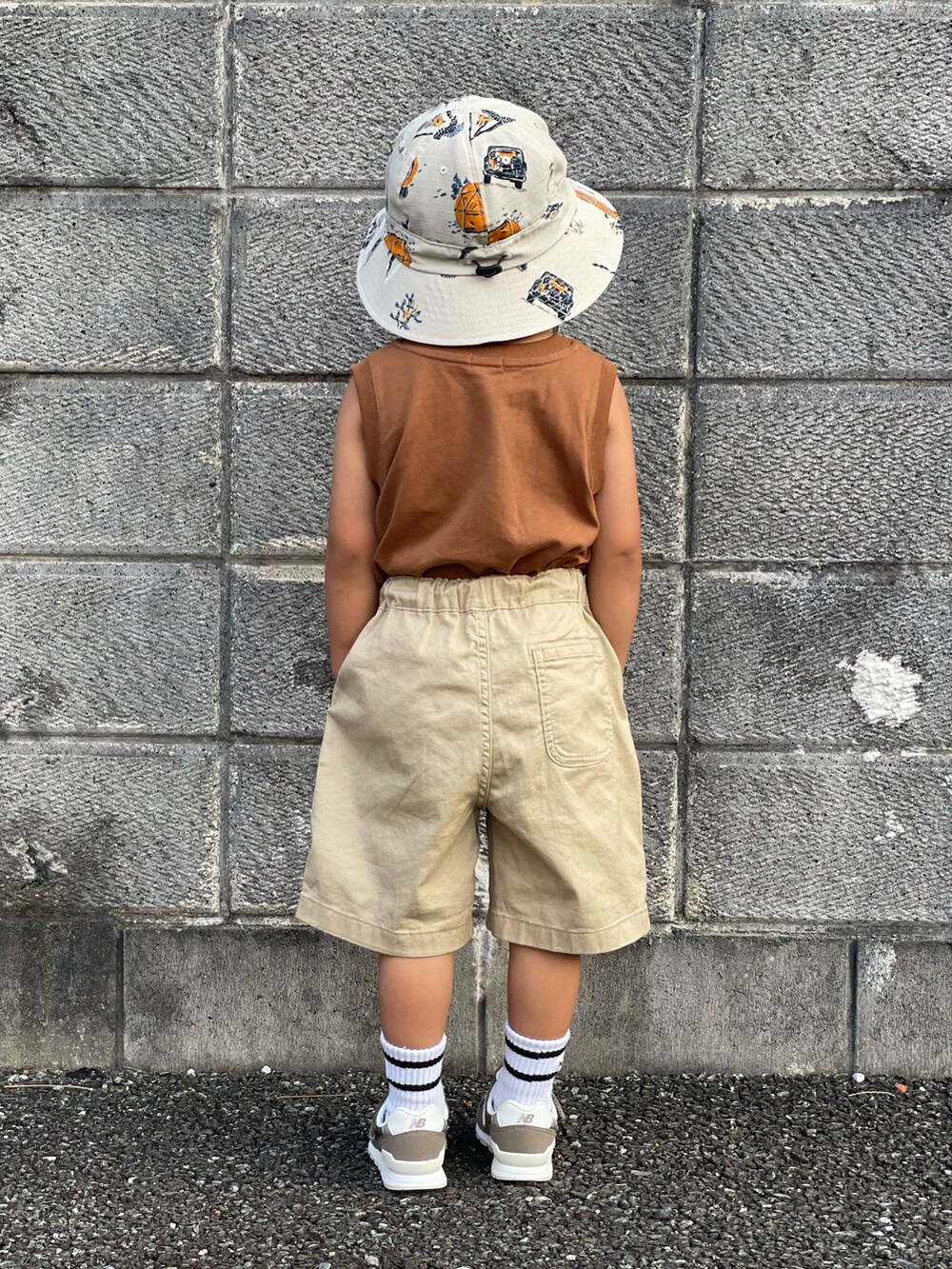 「ブラウン、バケットハット、カラーパンツ、カジュアル、アウトドアスタイル、ショートパンツ、スニーカー、プチプラ、カラー×コーデ、まだまだ暑い、キッズコーデ、ワントーンコーデ、タンクトップ、夏コーデ、秋コーデ」｜「THE NORTH FACEのTHE NORTH FACE:サマー クーリング ハット（ハット、ホワイト系）」を使った、蒼さん（キッズ・90cm）の秋コーディネートの2枚目の写真