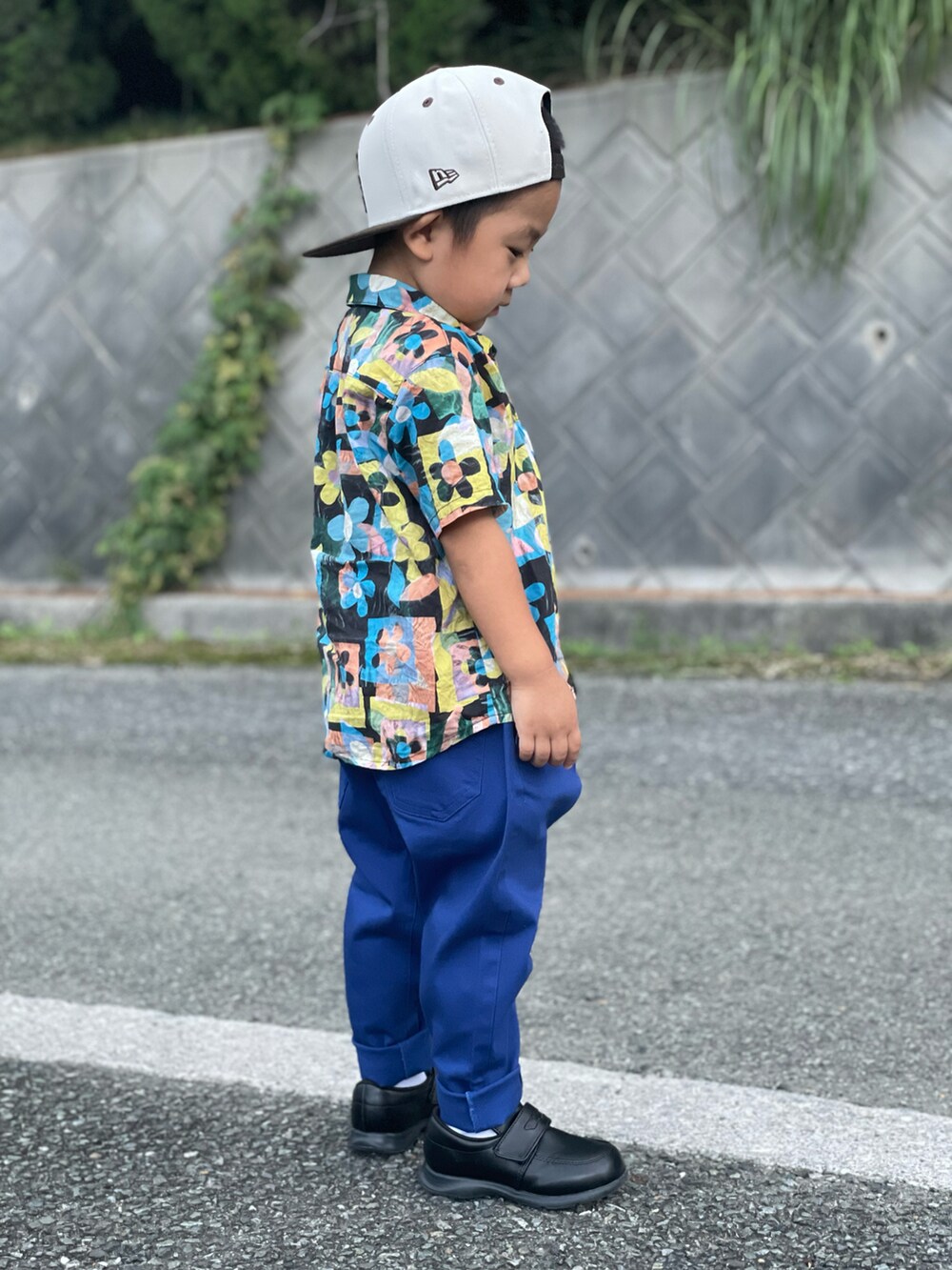 「秋服まるっと大公開、秋コーデ、カラーパンツ、カラー×コーデ、お出かけコーデ、柄シャツ、キャップ、ローファー、シャツスタイル、休日スタイル、おしゃれさんと繋がりたい、3歳、着回しコーデ、バックスタイル、キッズコーデ」｜「NEW ERAのNEW ERA/ニューエラ キッズ キャップ CAP 950 CLASSIC NE 13762776（キャップ、ホワイト系）」を使った、蒼さん（キッズ・90cm）の秋コーディネートの2枚目の写真