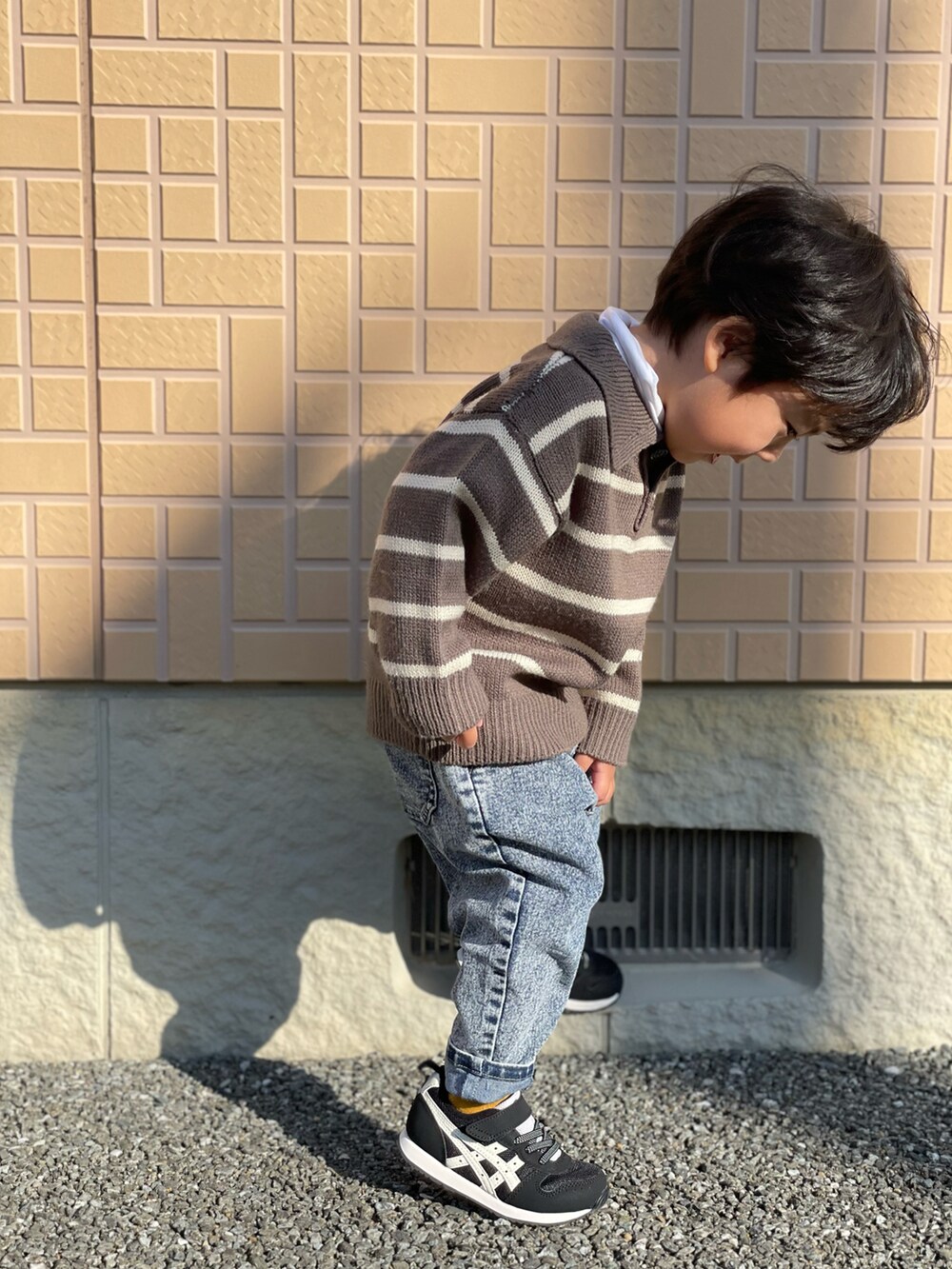 「シンプルコーデ、ボーダー、ニット、襟付きトップス、デニム、ケミカルウォッシュ、スニーカー、レイヤードスタイル、3歳、キッズコーデ、きれいめカジュアル、おしゃれさんと繋がりたい、秋冬コーデ、くすみカラー、pairmanon」｜「pairmanonの衿付きボーダーニットプルオーバー（ニット/セーター、グレー系）」を使った、蒼さん（キッズ・90cm）の冬コーディネートの4枚目の写真