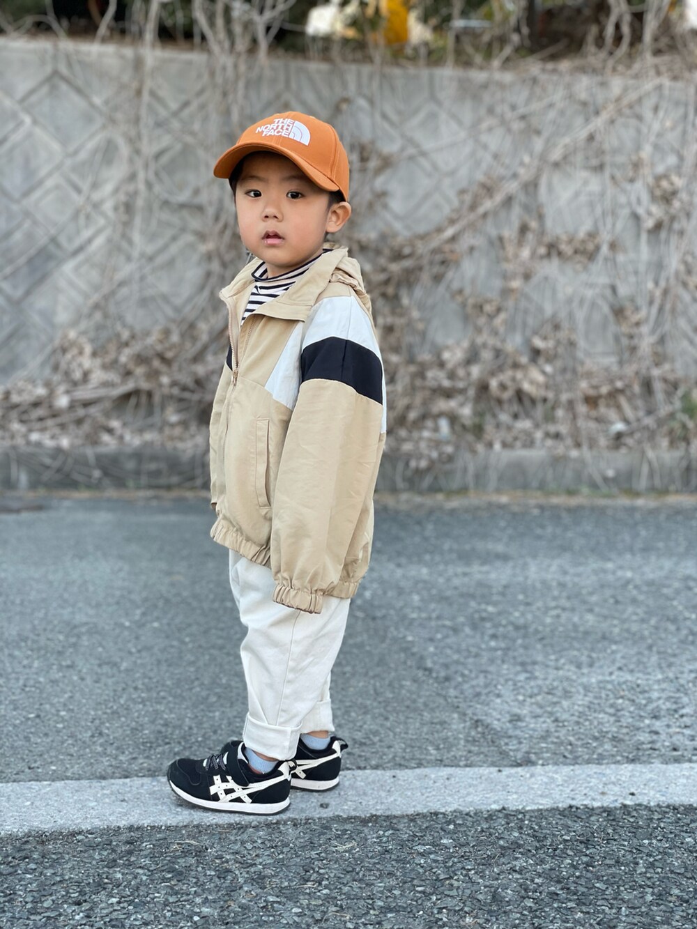 「春服デビュー宣言、GU、キャップ、ボーダー、スニーカー、カジュアル、キッズコーデ、3歳、おしゃれさんと繋がりたい、ナイロンジャケット、ワントーンコーデ、春コーデ、春アウター、パステル映える春、ベージュ」｜「THE NORTH FACEのTHE NORTH FACE/ザ・ノース・フェイス キッズ キャップ NNJ42200（キャップ、ブラウン系）」を使った、蒼さん（キッズ・90cm）の春コーディネートの4枚目の写真
