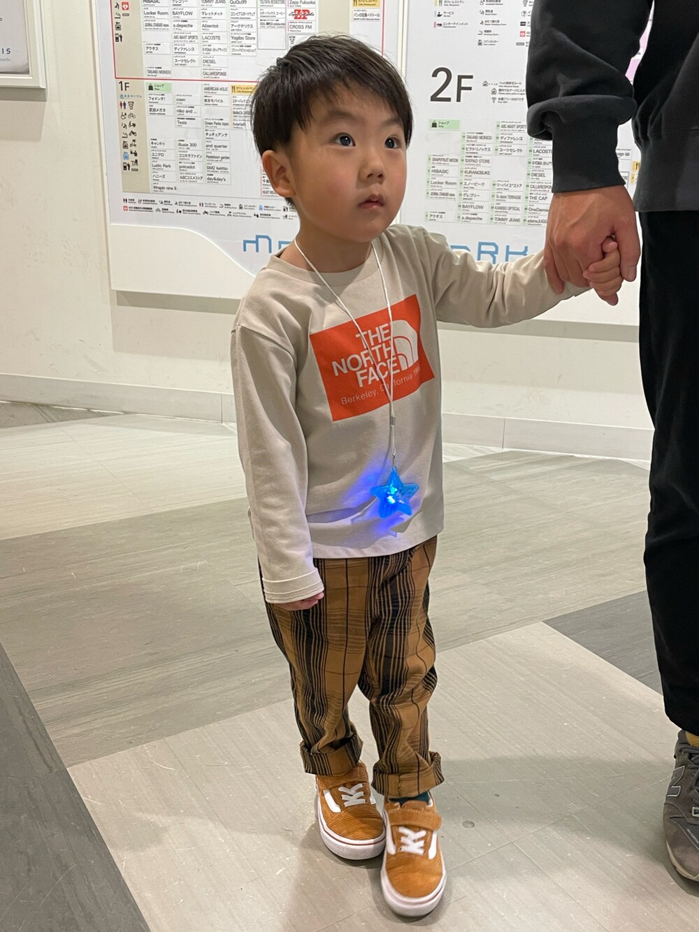 「ほめられ本命コーデ、カジュアルコーデ、春色、チェック、着回しコーデ、ナイロンジャケット、シンプル、キッズコーデ、3歳、スニーカー、おしゃれさんと繋がりたい、ワントーンコーデ、スポーツミックス、今日のコーデ、ベージュ」｜「GUのGU KIDS(男女兼用)カラーブロックフーディブルゾン　商品番号：344959 カラー： 31 BEIGE ¥2,490（ナイロンジャケット、ベージュ系）」を使った、蒼さん（キッズ・90cm）の冬コーディネートの3枚目の写真