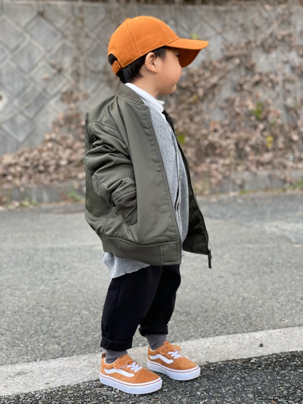 「クリスマスに着たい服、マイベストコーデ2022、3歳、大人カジュアル、キャップ、MA-1、キッズコーデ、カーディガン、おしゃれさんと繋がりたい、カジュアル、シンプル、レイヤードスタイル、スニーカー、デート、大人かわいい」｜「THE NORTH FACEのTHE NORTH FACE/ザ・ノース・フェイス キッズ キャップ NNJ42200（キャップ、ブラウン系）」を使った、蒼さん（キッズ・90cm）の冬コーディネートの4枚目の写真