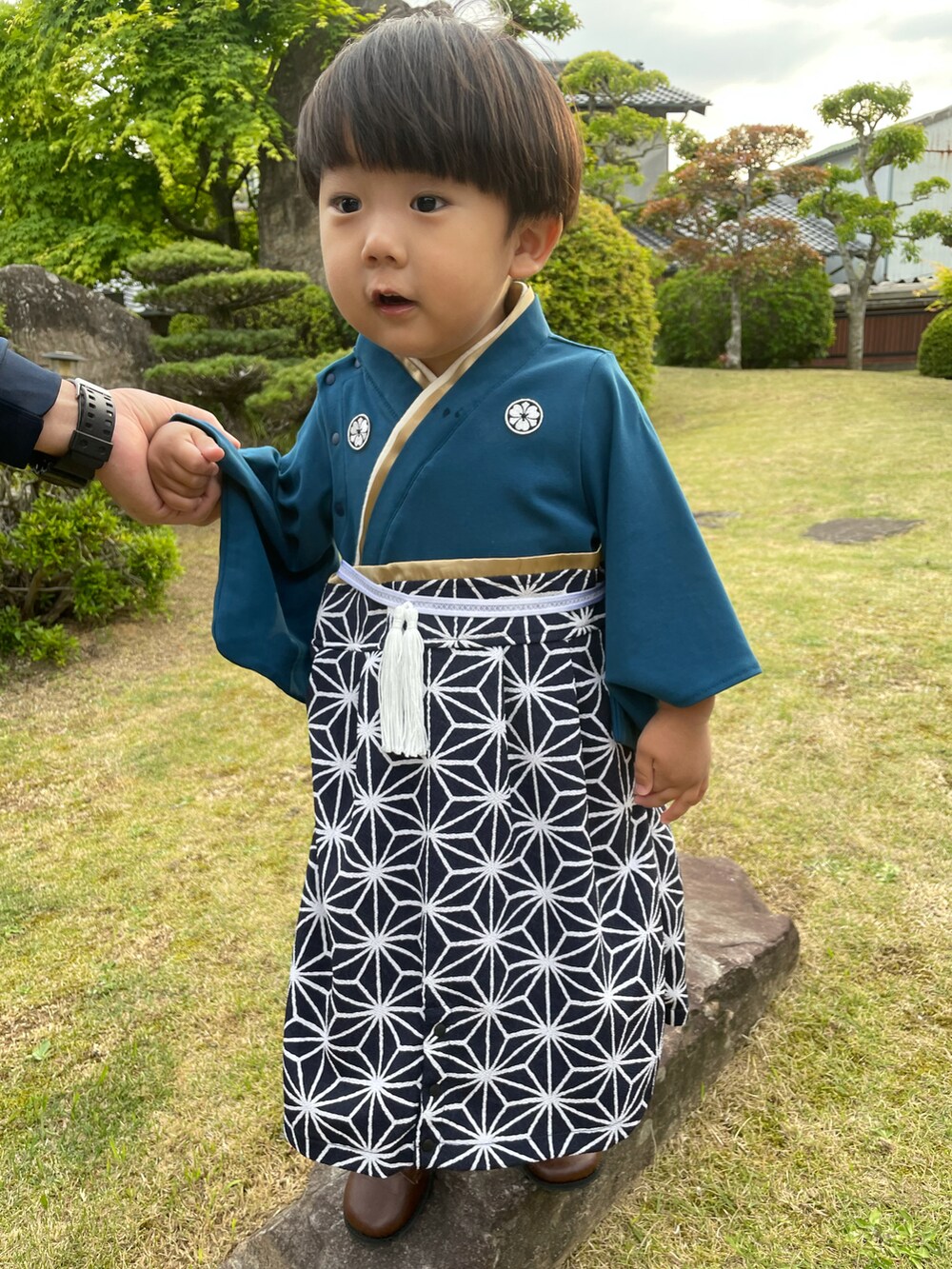 「キッズファッション、男の子、こどもの日、おしゃれさんと繋がりたい、かわいい、Sweet Mommy、2歳5ヶ月、麻の葉、袴ロンパース、ネイビー、ブーツ、編み上げブーツ、フォーマル、pompkins、イベント」｜「SweetMommyのベビー 紋付袴ロンパース（着物、ブルー系）」を使った、蒼さん（キッズ・80cm）の春コーディネートの4枚目の写真