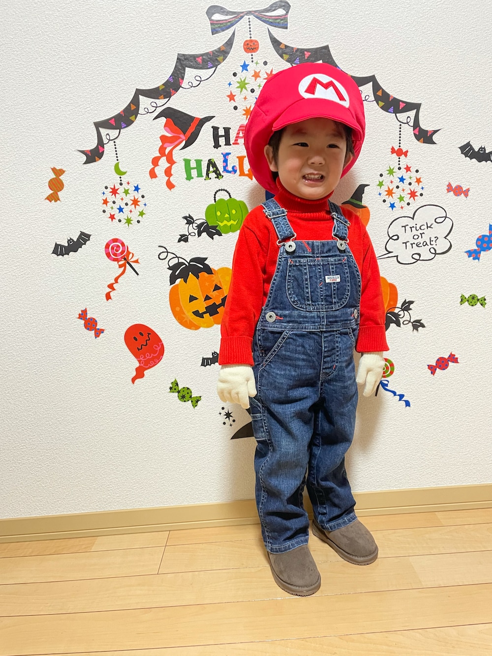 「WEARハロウィン2022、マリオ、2歳11ヶ月、おとこのこ、コスプレ、ダブルビー、プティマイン、オーシャンアンドグラウンド、西松屋、かわいい、カジュアルコーデ、オーバーオール、おしゃれさんと繋がりたい、イベント、フォローお願いします」｜「petit mainのフェイクムートンブーツ（ブーツ、グレー系）」を使った、蒼さん（キッズ・90cm）の秋コーディネートの4枚目の写真