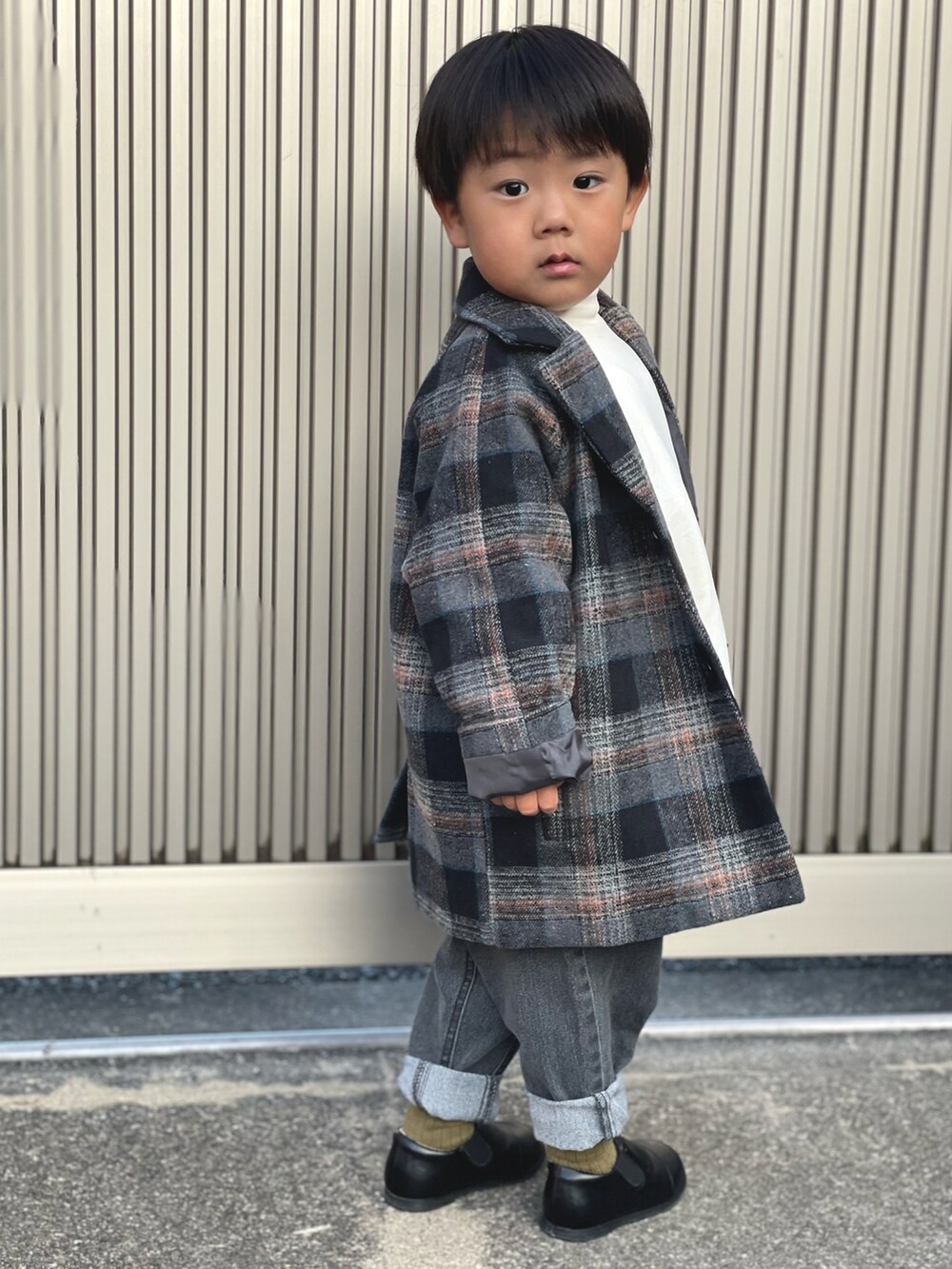 「プチプラ、コート、今日のコーデ、きれいめカジュアル、デニム、スリッポン、キッズコーデ、オトナカワイイ、秋冬コーデ、シンプルコーデ、3歳、お洒落さんとつながりたい、休日スタイル、リスペクトコーデ、ワントーンコーデ」｜「Birthdayのアイテム（チェスターコート、グレー系）」を使った、蒼さん（キッズ・90cm）の冬コーディネートの5枚目の写真