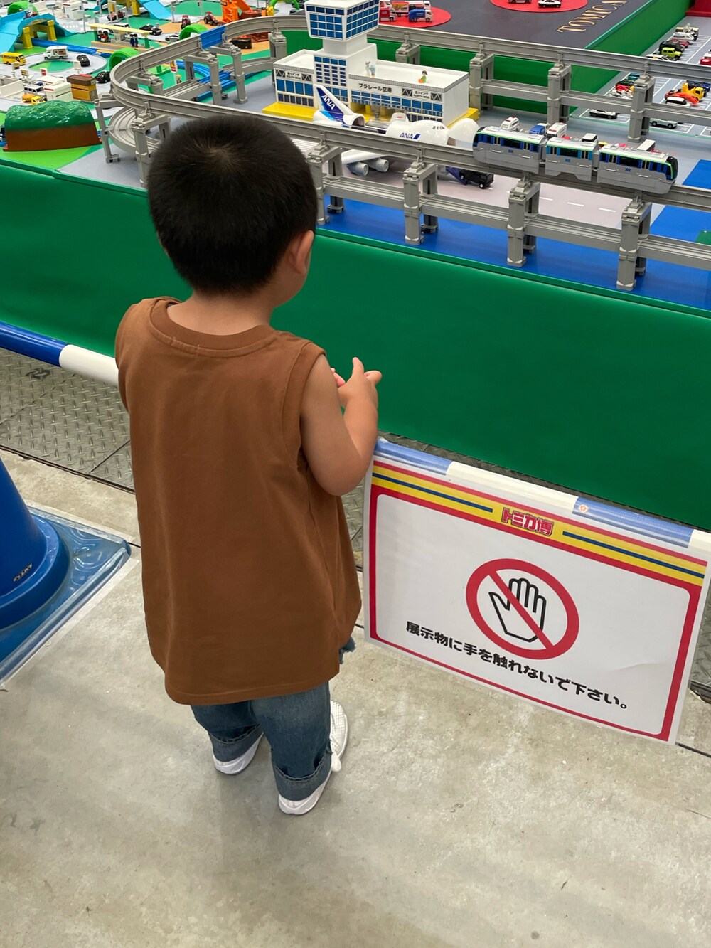 「夏コーデ、キッズファッション、3歳、タンクトップ、カジュアル、デニム、おしゃれさんと繋がりたい、お出かけコーデ、シンプルコーデ」｜「BREEZEの【累計販売100万本突破！】ICE RING （キッズ） Sサイズ（アウトドアグッズ、イエロー系）」を使った、蒼さん（キッズ・90cm）の夏コーディネートの5枚目の写真