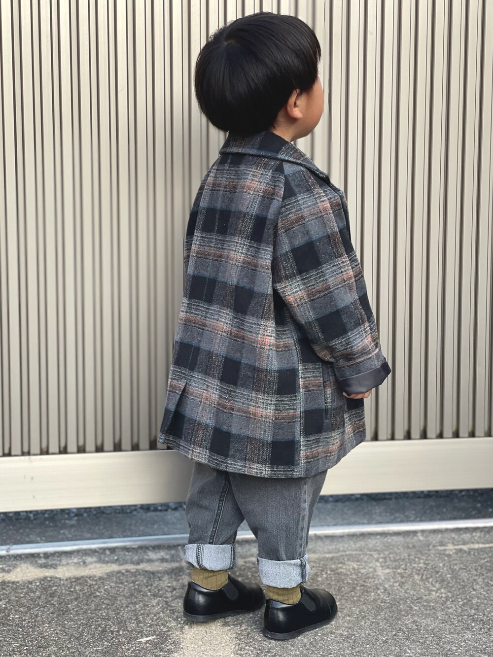 「プチプラ、コート、今日のコーデ、きれいめカジュアル、デニム、スリッポン、キッズコーデ、オトナカワイイ、秋冬コーデ、シンプルコーデ、3歳、お洒落さんとつながりたい、休日スタイル、リスペクトコーデ、ワントーンコーデ」｜「Birthdayのアイテム（チェスターコート、グレー系）」を使った、蒼さん（キッズ・90cm）の冬コーディネートの3枚目の写真