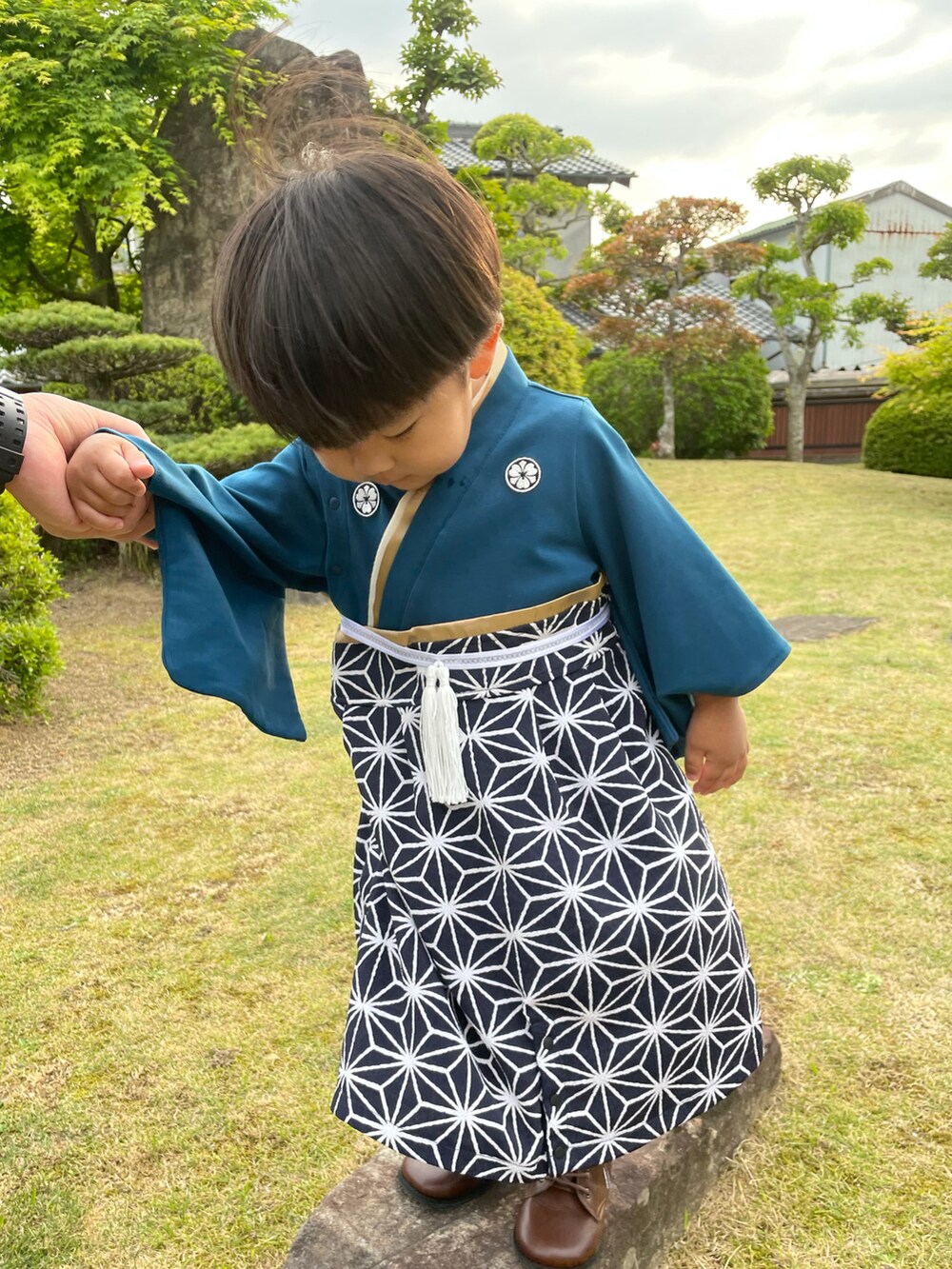 「キッズファッション、男の子、こどもの日、おしゃれさんと繋がりたい、かわいい、Sweet Mommy、2歳5ヶ月、麻の葉、袴ロンパース、ネイビー、ブーツ、編み上げブーツ、フォーマル、pompkins、イベント」｜「SweetMommyのベビー 紋付袴ロンパース（着物、ブルー系）」を使った、蒼さん（キッズ・80cm）の春コーディネートの5枚目の写真