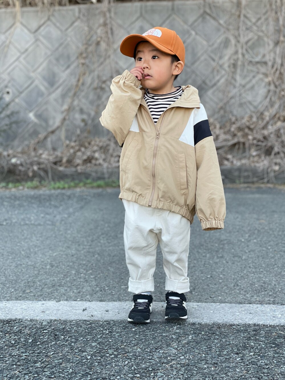 「春服デビュー宣言、GU、キャップ、ボーダー、スニーカー、カジュアル、キッズコーデ、3歳、おしゃれさんと繋がりたい、ナイロンジャケット、ワントーンコーデ、春コーデ、春アウター、パステル映える春、ベージュ」｜「THE NORTH FACEのTHE NORTH FACE/ザ・ノース・フェイス キッズ キャップ NNJ42200（キャップ、ブラウン系）」を使った、蒼さん（キッズ・90cm）の春コーディネートの2枚目の写真