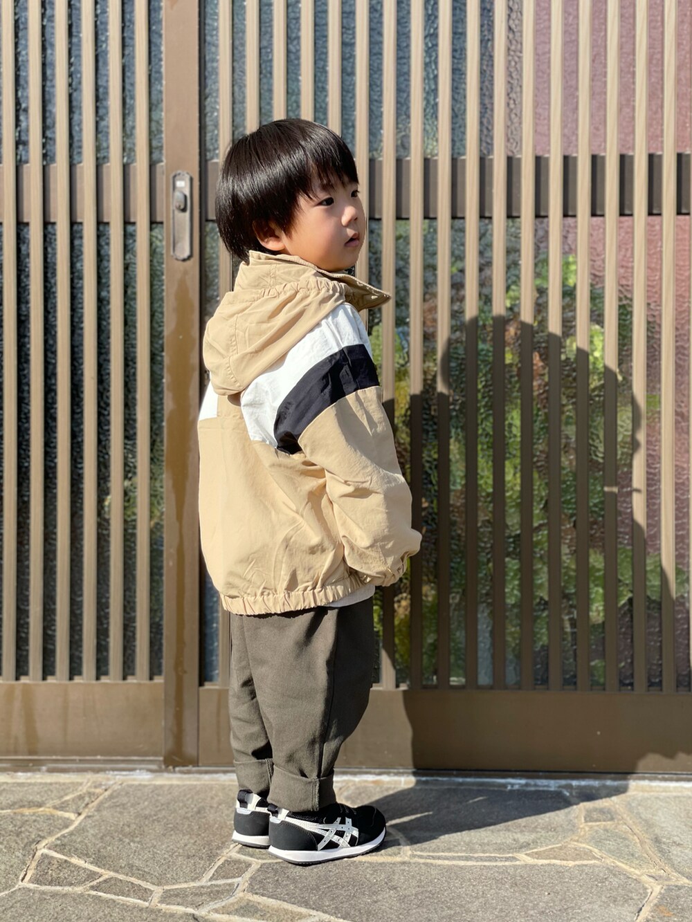 「春コーデ、シンプルコーデ、カジュアルコーデ、GU、スニーカー、シャツスタイル、ワントーンコーデ、キッズコーデ、プチプラ、3歳、休日スタイル、私の推しブランド、ベージュ、春色、ナイロンジャケット」｜「MAKE YOUR DAYのスーパーストレッチテーパードパンツ■80～140cm（その他パンツ、グリーン系）」を使った、蒼さん（キッズ・90cm）の冬コーディネートの3枚目の写真