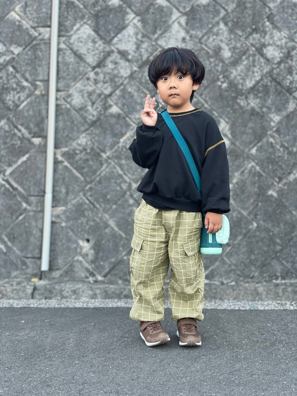 「キッズファッション、シンプルコーデ、カジュアル、おしゃれさんと繋がりたい、スウェット、チェック、チェックパンツ、スニーカー、ブラウン、4歳、秋コーデ、キッズコーデ、お散歩コーデ、マーキーズ(MARKEY'S)、瞬足」｜「LSP WOWの【LSP WOW!】両面マイニチトレーナー（スウェット、ブラック系）」を使った、蒼さん（キッズ・100cm）の秋コーディネートの2枚目の写真
