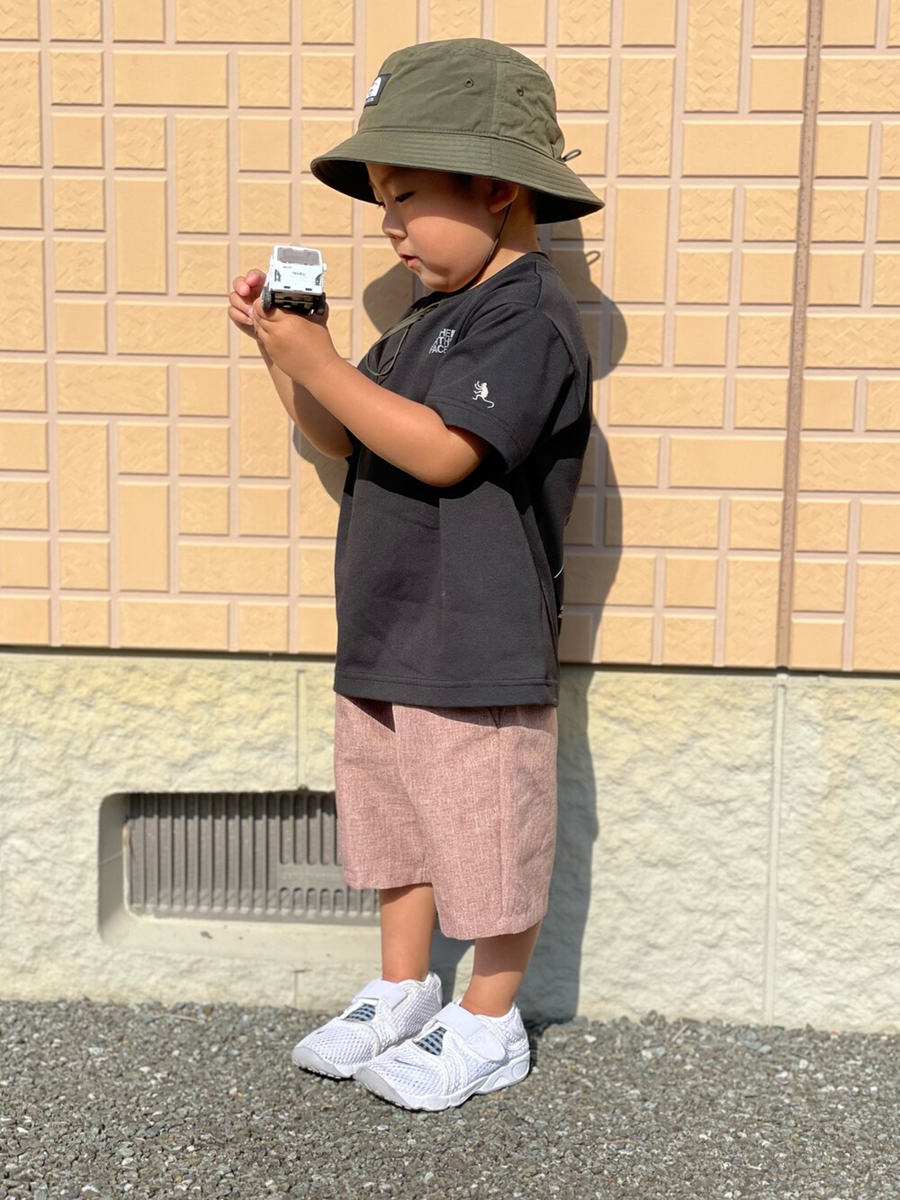 「着回しコーデ、NIKE、ハット、Tシャツ、THE NORTH FACE、キッズファッション、夏コーデ、おしゃれさんと繋がりたい、3歳、休日スタイル、ハーフパンツ、初夏コーデ」｜「THE NORTH FACEのTHE NORTH FACE Kids Camp Side Hat NNJ02314（ハット、グリーン系）」を使った、蒼さん（キッズ・90cm）の春コーディネートの2枚目の写真