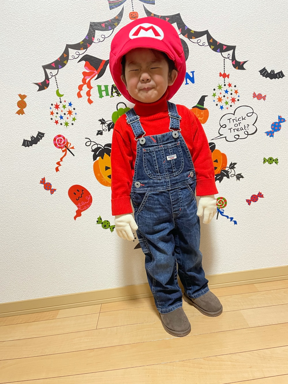 「WEARハロウィン2022、マリオ、2歳11ヶ月、おとこのこ、コスプレ、ダブルビー、プティマイン、オーシャンアンドグラウンド、西松屋、かわいい、カジュアルコーデ、オーバーオール、おしゃれさんと繋がりたい、イベント、フォローお願いします」｜「petit mainのフェイクムートンブーツ（ブーツ、グレー系）」を使った、蒼さん（キッズ・90cm）の秋コーディネートの3枚目の写真