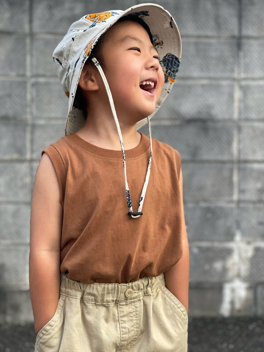 「ブラウン、バケットハット、カラーパンツ、カジュアル、アウトドアスタイル、ショートパンツ、スニーカー、プチプラ、カラー×コーデ、まだまだ暑い、キッズコーデ、ワントーンコーデ、タンクトップ、夏コーデ、秋コーデ」｜「THE NORTH FACEのTHE NORTH FACE:サマー クーリング ハット（ハット、ホワイト系）」を使った、蒼さん（キッズ・90cm）の秋コーディネートの3枚目の写真