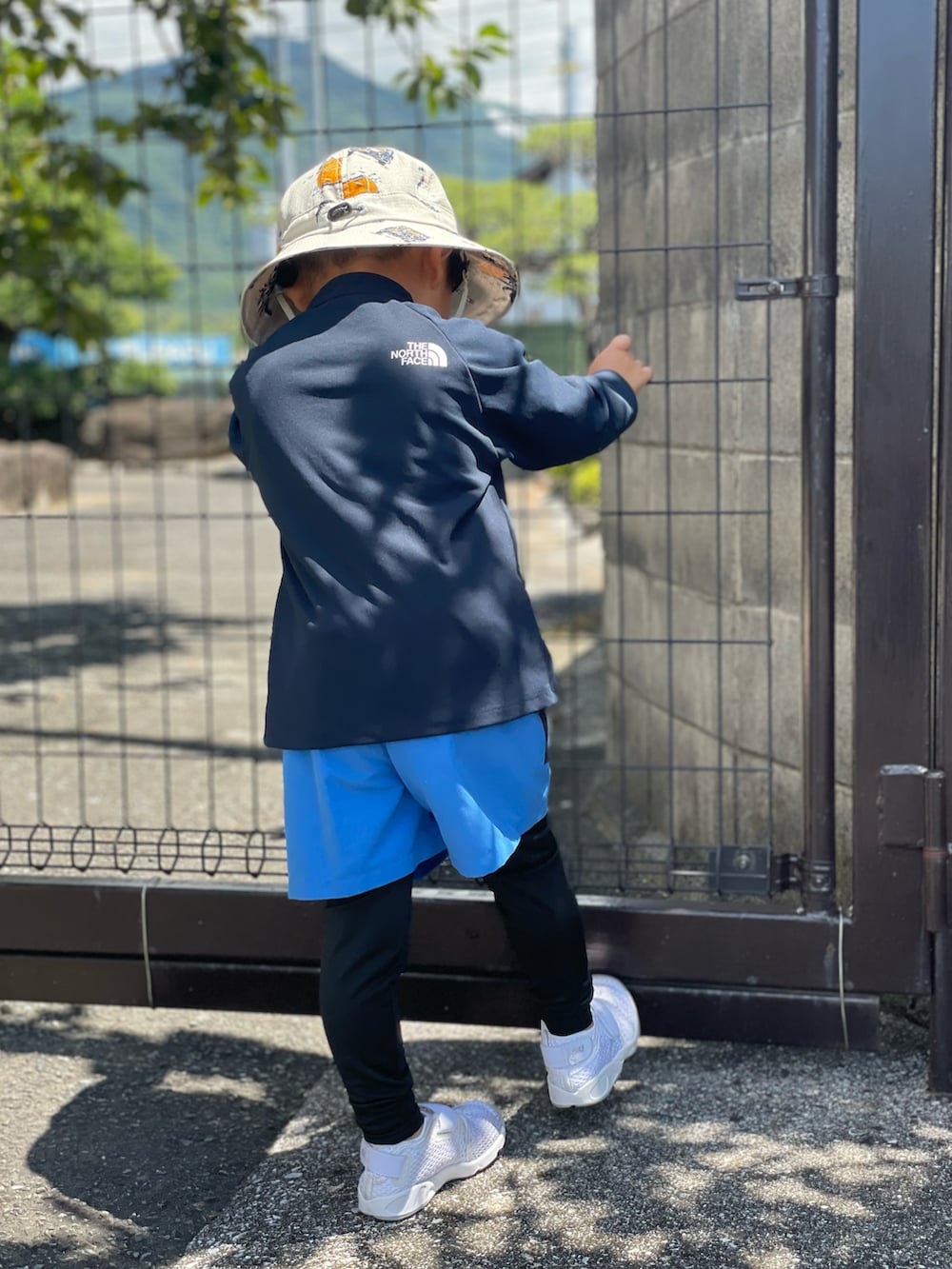 「カジュアル、夏コーデ、カラーパンツ、ハーフパンツ、ラッシュガード、ハット、THE NORTH FACE、アウトドアスタイル、プール、スイムウェア、おしゃれさんと繋がりたい、お出かけコーデ、海、カラー×コーデ、サンダル」｜「THE NORTH FACEのTHE NORTH FACE:サマー クーリング ハット（ハット、ホワイト系）」を使った、蒼さん（キッズ・90cm）の夏コーディネートの2枚目の写真
