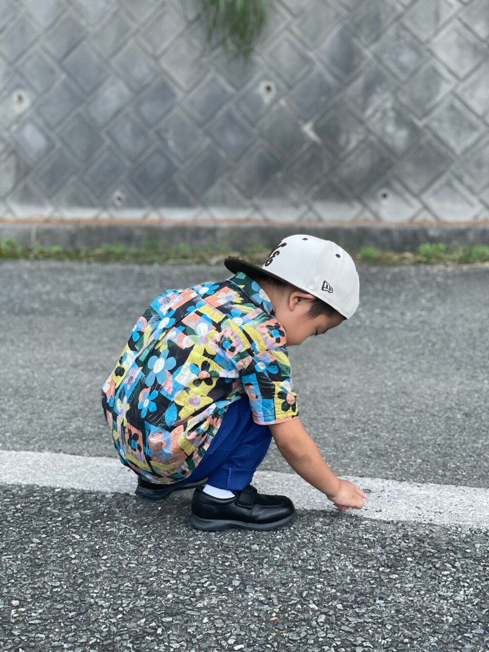 「秋服まるっと大公開、秋コーデ、カラーパンツ、カラー×コーデ、お出かけコーデ、柄シャツ、キャップ、ローファー、シャツスタイル、休日スタイル、おしゃれさんと繋がりたい、3歳、着回しコーデ、バックスタイル、キッズコーデ」｜「NEW ERAのNEW ERA/ニューエラ キッズ キャップ CAP 950 CLASSIC NE 13762776（キャップ、ホワイト系）」を使った、蒼さん（キッズ・90cm）の秋コーディネートの3枚目の写真