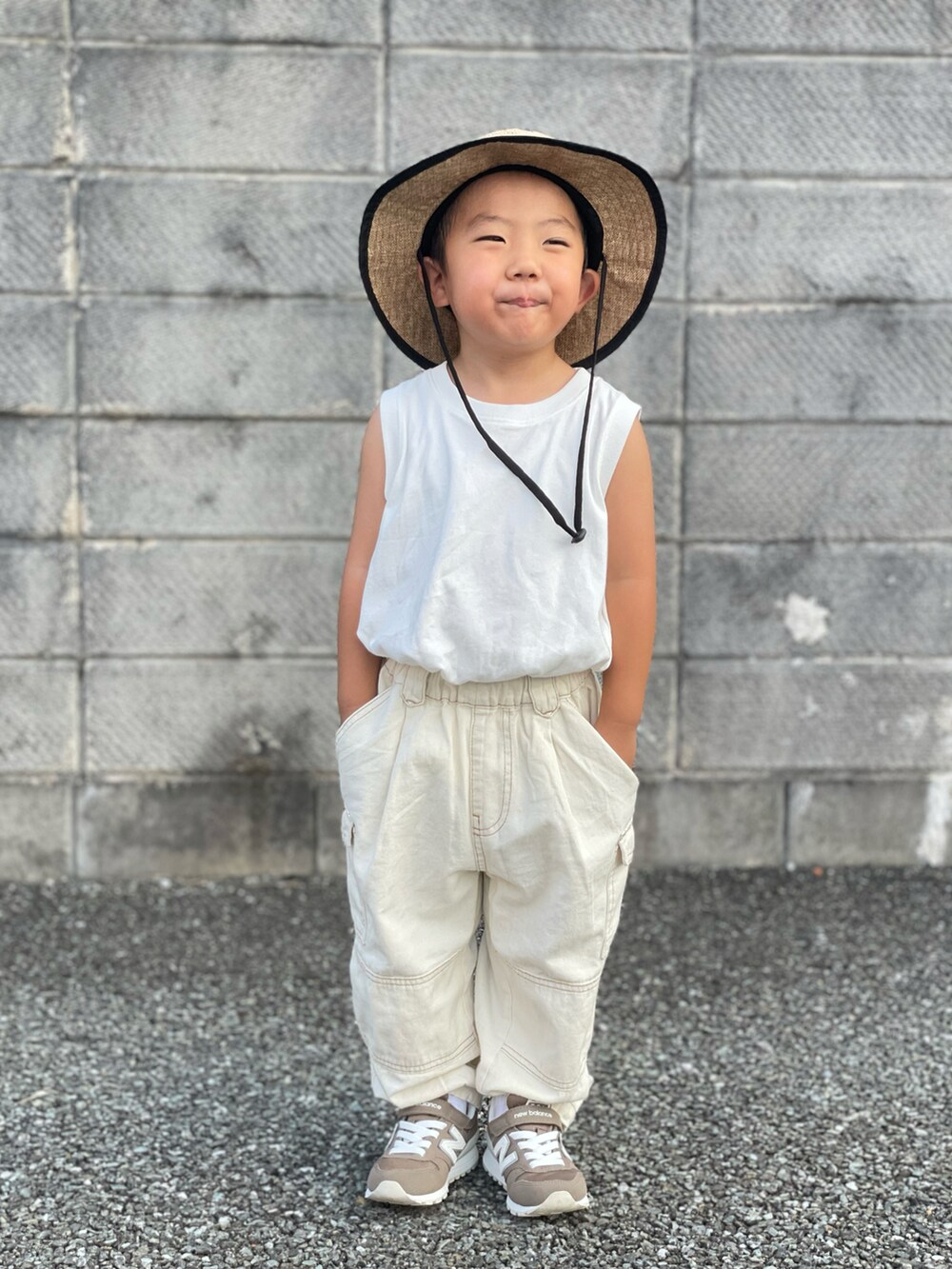 「カーゴパンツ、夏コーデ、ハット、ワントーンコーデ、スニーカー、プチプラ、おしゃれさんと繋がりたい、3歳、キッズコーデ、ゆったりパンツ、淡色コーデ、カラーパンツ、休日スタイル、カジュアル、お出かけコーデ」｜「petit mainのハイクハット（ハット、ブラウン系）」を使った、蒼さん（キッズ・90cm）の夏コーディネートの4枚目の写真