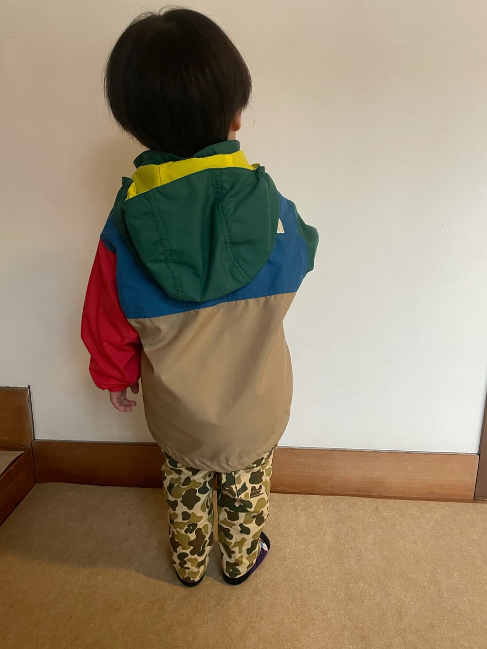 「休日スタイル、雨の日コーデ、2歳4ヶ月、かわいい、かっこいい、プティマイン、ノースフェイス、ウインドブレーカー、防水、おとこのこ、春服みてみて、ミリタリー、マルチカラー、100cm、おしゃれさんと繋がりたい」｜「petit mainの【防汚加工】ペインターパンツ（スウェットパンツ、グリーン系）」を使った、蒼さん（キッズ・80cm）の春コーディネートの3枚目の写真
