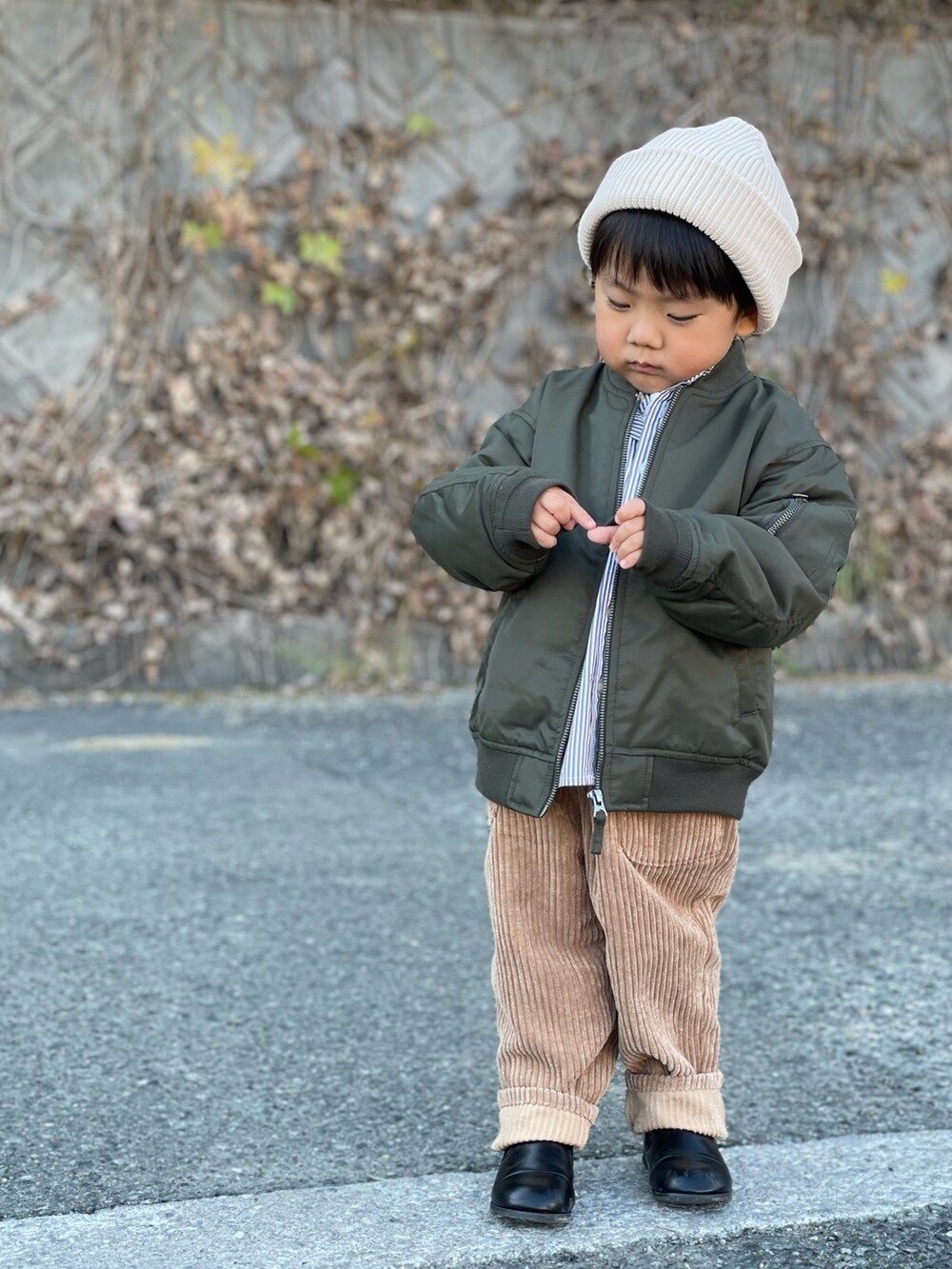「冬コーデ、プチプラ、ニット帽、MA-1、シャツスタイル、コーデュロイパンツ、スリッポン、3歳、おしゃれさんと繋がりたい、おしゃれになりたい、カジュアルコーデ、大人カジュアル、休日スタイル、キッズコーデ、レイヤードスタイル」｜「Samansa Mos2 LagomのSamansa Mos2 Lagom（KIDS） サイドゴアスリッポン　15㎝（シューズ、ブラック系）」を使った、蒼さん（キッズ・90cm）の冬コーディネートの2枚目の写真