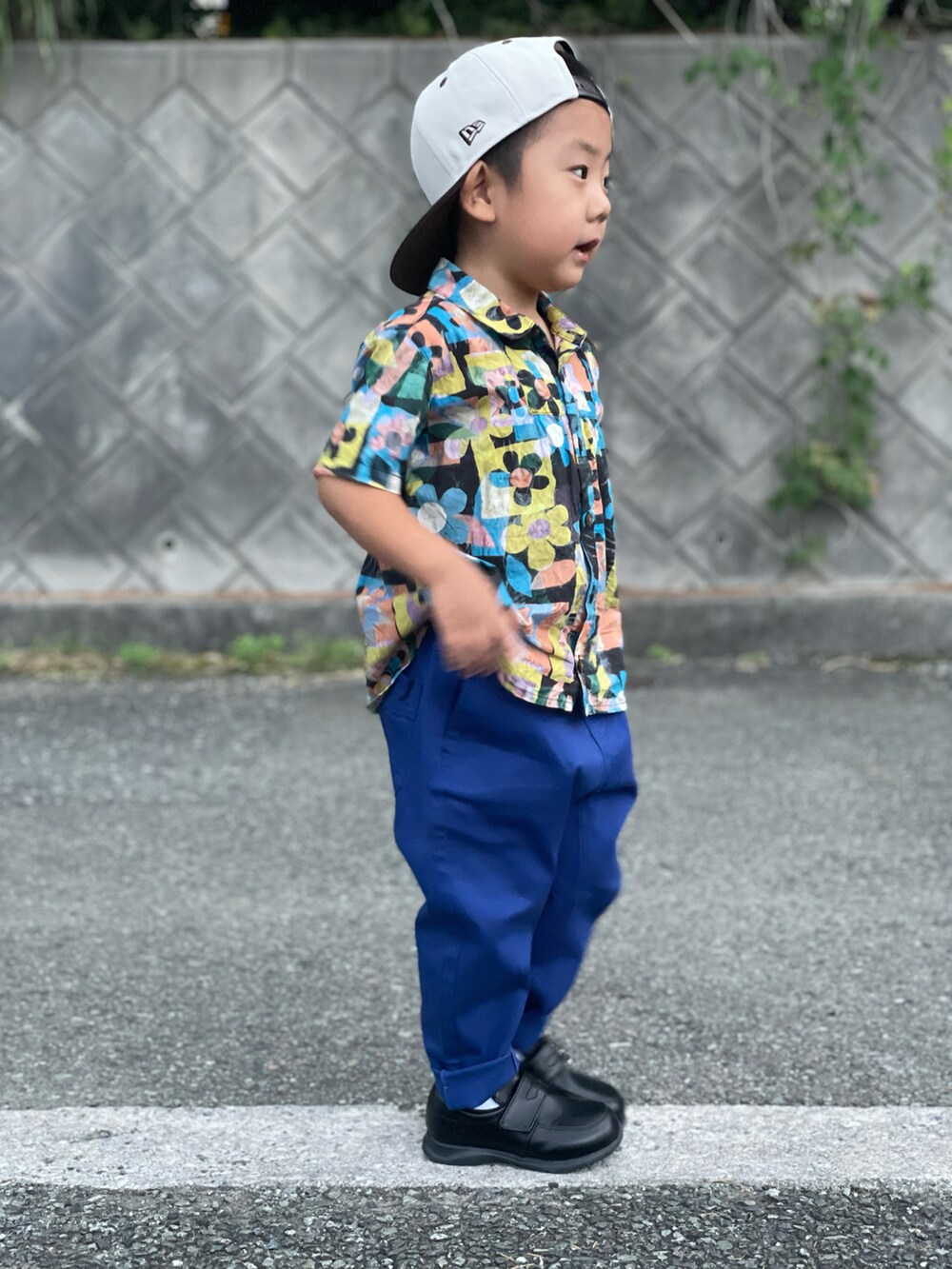 「秋服まるっと大公開、秋コーデ、カラーパンツ、カラー×コーデ、お出かけコーデ、柄シャツ、キャップ、ローファー、シャツスタイル、休日スタイル、おしゃれさんと繋がりたい、3歳、着回しコーデ、バックスタイル、キッズコーデ」｜「NEW ERAのNEW ERA/ニューエラ キッズ キャップ CAP 950 CLASSIC NE 13762776（キャップ、ホワイト系）」を使った、蒼さん（キッズ・90cm）の秋コーディネートの5枚目の写真