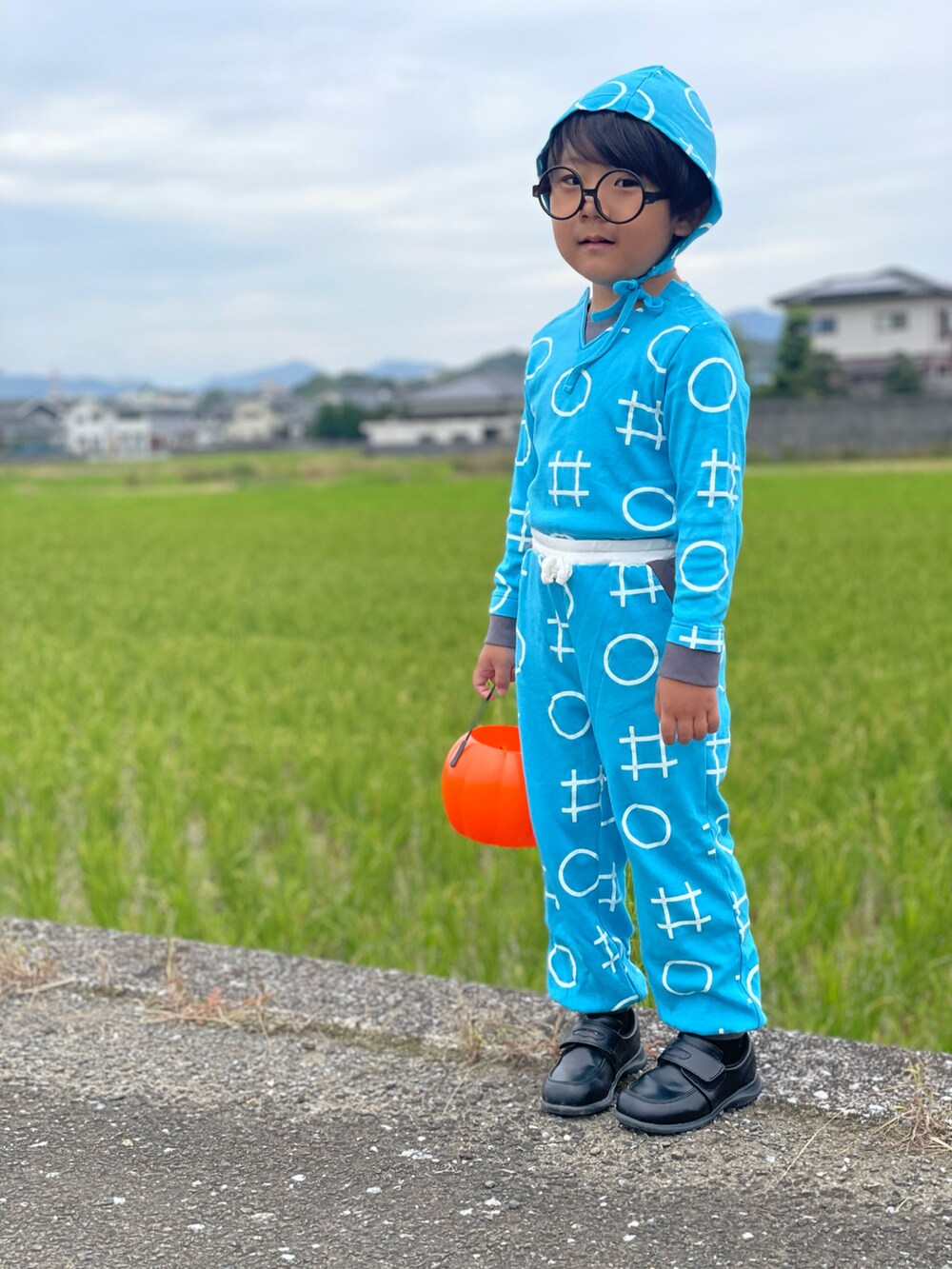 「ハロウィン、秋冬コーデ、セットアップ、スウェット、スウェットパンツ、カジュアルコーデ、お出かけコーデ、キッズコーデ、おしゃれさんと繋がりたい、ローファー、めがね、ベルメゾン、日常に魔法を、4歳、110cm」｜「MoonStarのmoonstar Carrot ムーンスター キャロット キッズ フォーマルシューズ ローファー CR C2092（ローファー、ブラック系）」を使った、蒼さん（キッズ・100cm）の秋コーディネートの5枚目の写真