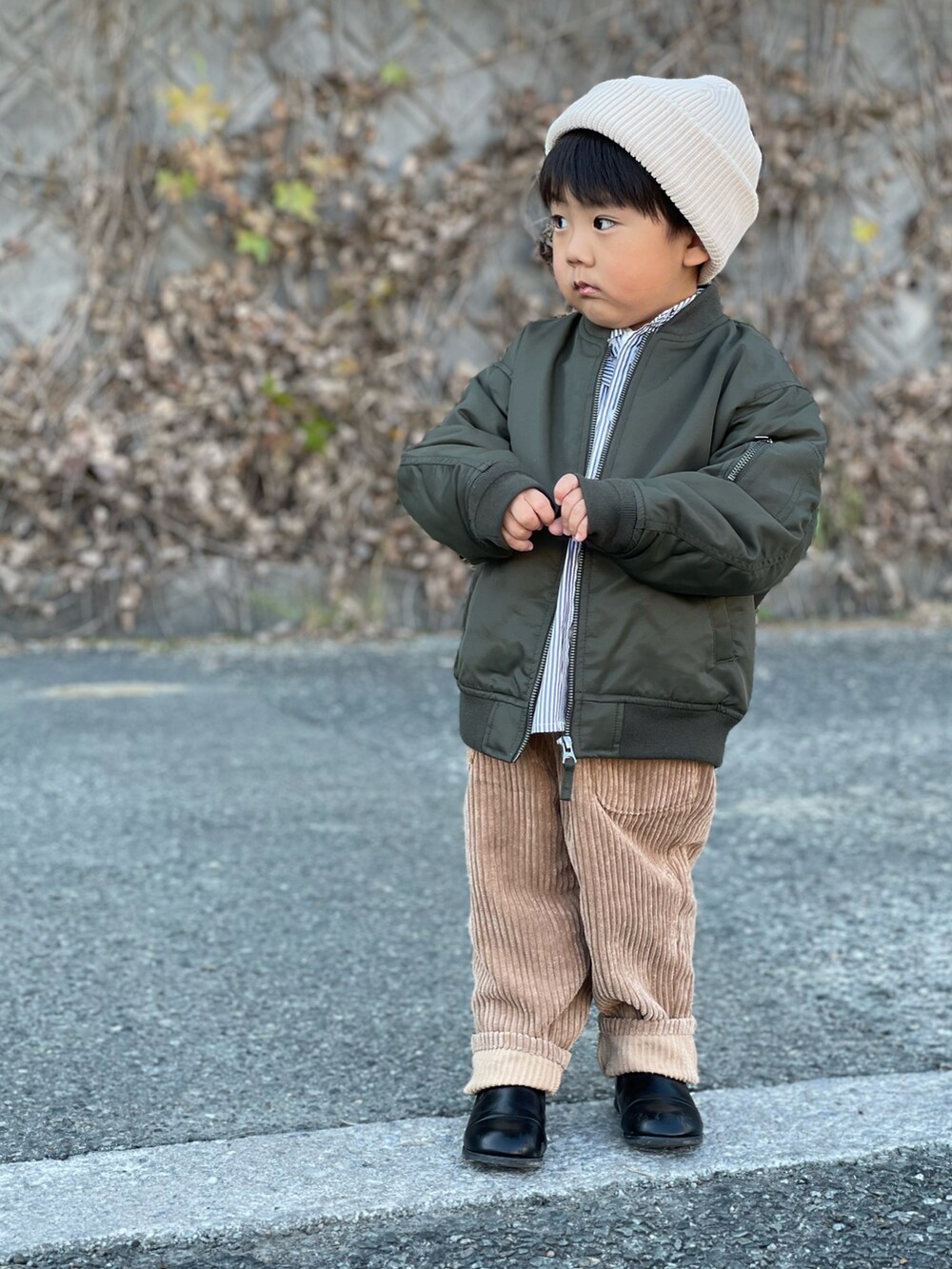 「冬コーデ、プチプラ、ニット帽、MA-1、シャツスタイル、コーデュロイパンツ、スリッポン、3歳、おしゃれさんと繋がりたい、おしゃれになりたい、カジュアルコーデ、大人カジュアル、休日スタイル、キッズコーデ、レイヤードスタイル」｜「Samansa Mos2 LagomのSamansa Mos2 Lagom（KIDS） サイドゴアスリッポン　15㎝（シューズ、ブラック系）」を使った、蒼さん（キッズ・90cm）の冬コーディネートの3枚目の写真