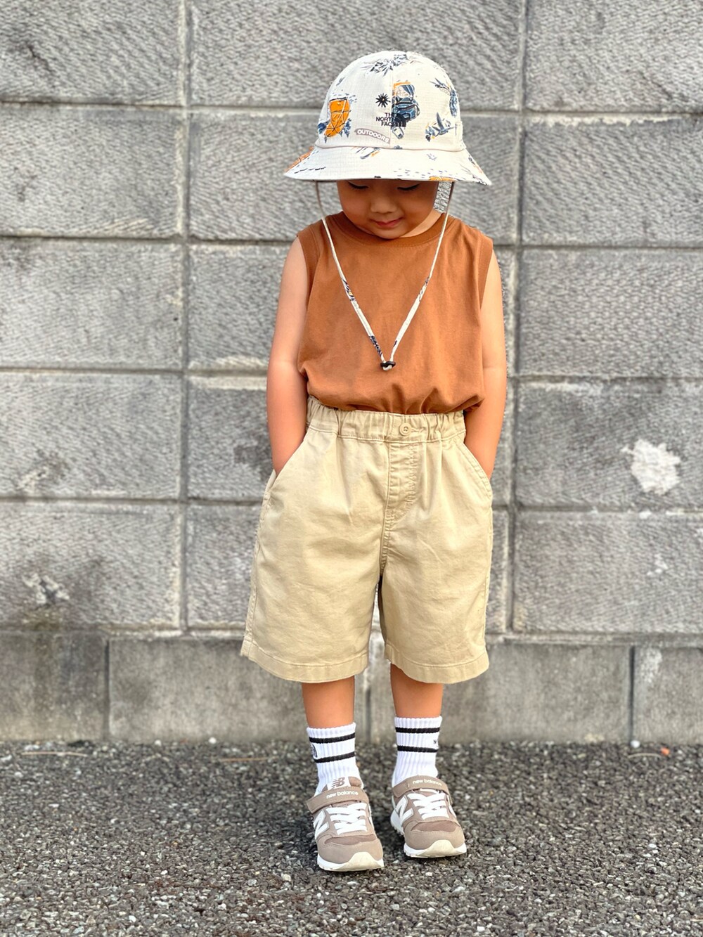「ブラウン、バケットハット、カラーパンツ、カジュアル、アウトドアスタイル、ショートパンツ、スニーカー、プチプラ、カラー×コーデ、まだまだ暑い、キッズコーデ、ワントーンコーデ、タンクトップ、夏コーデ、秋コーデ」｜「THE NORTH FACEのTHE NORTH FACE:サマー クーリング ハット（ハット、ホワイト系）」を使った、蒼さん（キッズ・90cm）の秋コーディネートの5枚目の写真